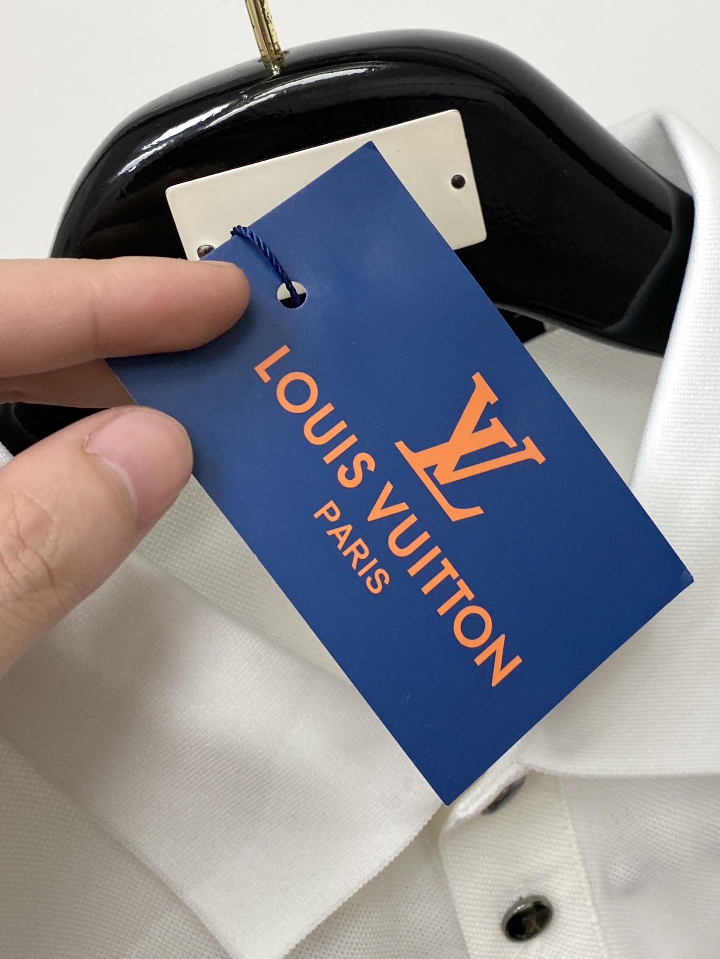 路易威登、2026新品短袖T恤，帅气时尚，胸前精致刺绣图案logo，简约百搭款。面料棉 不仅挺括，保持潮