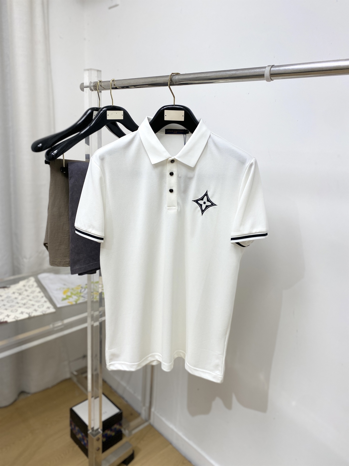 路易威登、2026新品短袖T恤，帅气时尚，胸前精致刺绣图案logo，简约百搭款。面料棉 不仅挺括，保持潮