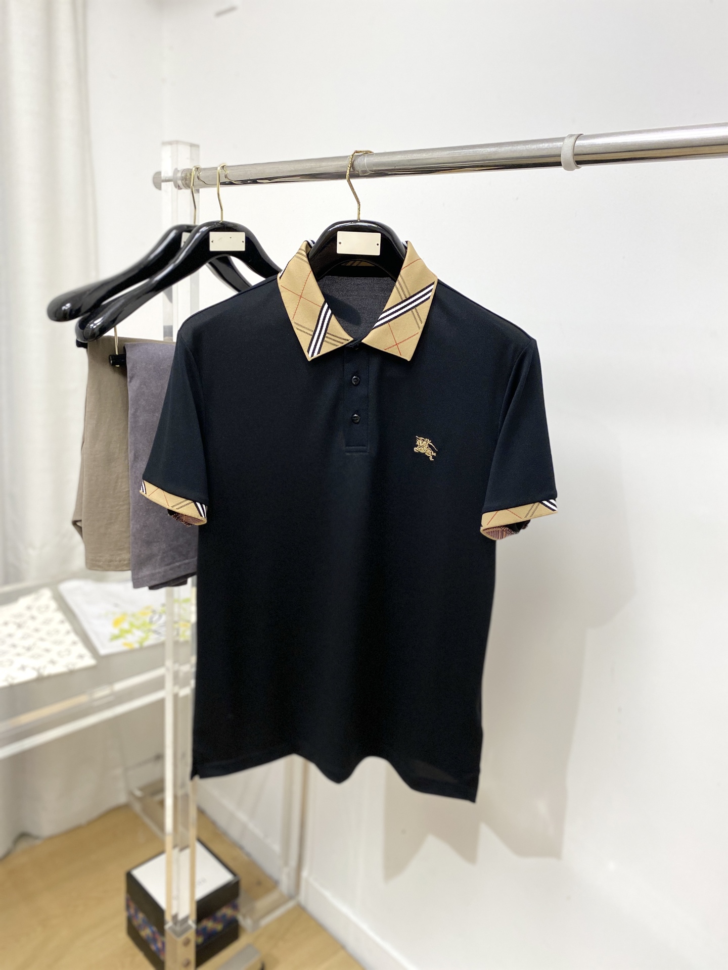 巴宝莉、2026新品短袖T恤，帅气时尚，胸前精致刺绣图案logo，简约百搭款。面料棉 不仅挺括，保持潮流