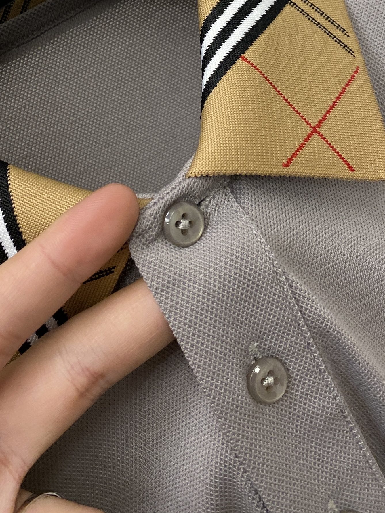 巴宝莉、2026新品短袖T恤，帅气时尚，胸前精致刺绣图案logo，简约百搭款。面料棉 不仅挺括，保持潮流