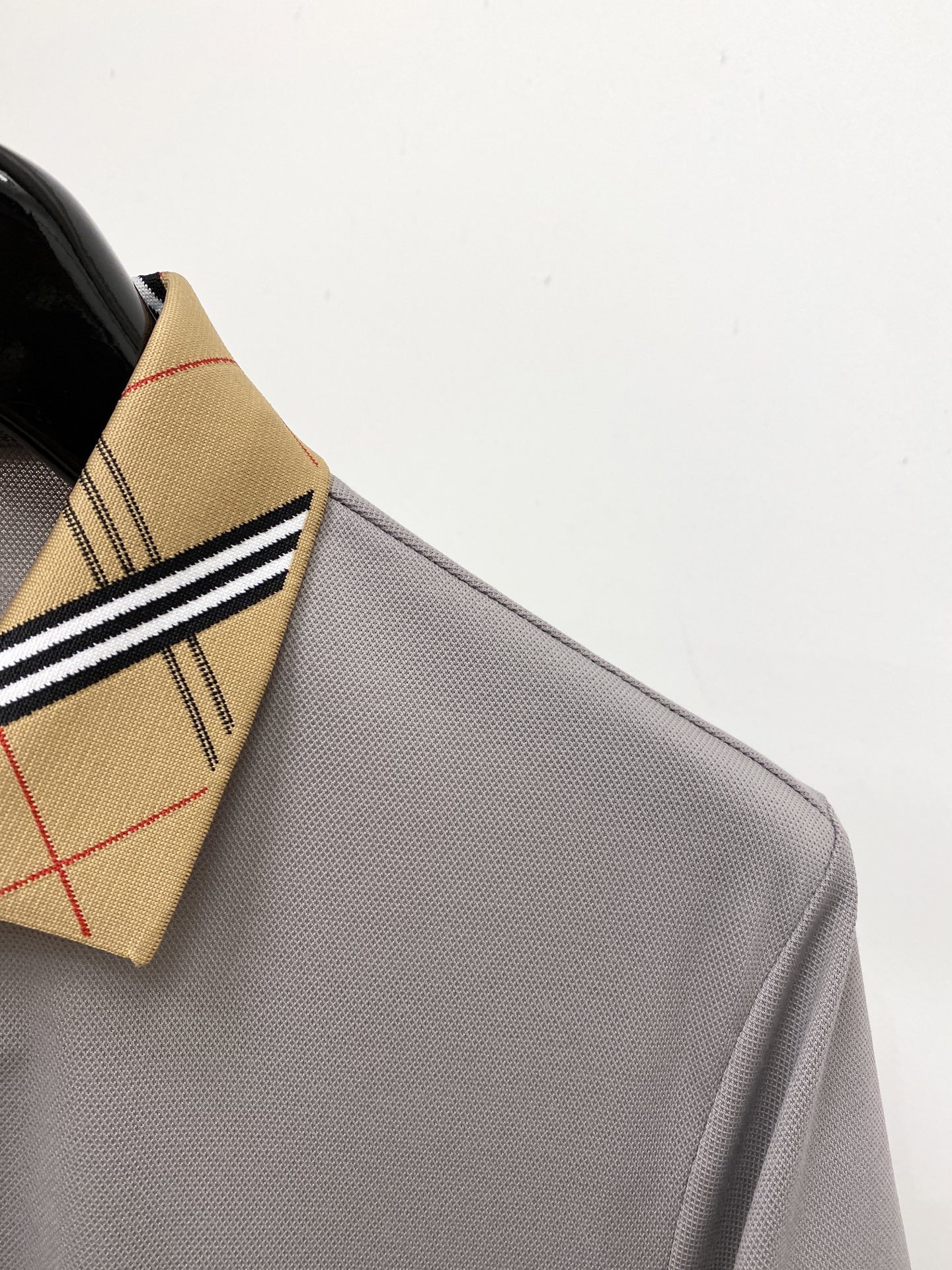 巴宝莉、2026新品短袖T恤，帅气时尚，胸前精致刺绣图案logo，简约百搭款。面料棉 不仅挺括，保持潮流