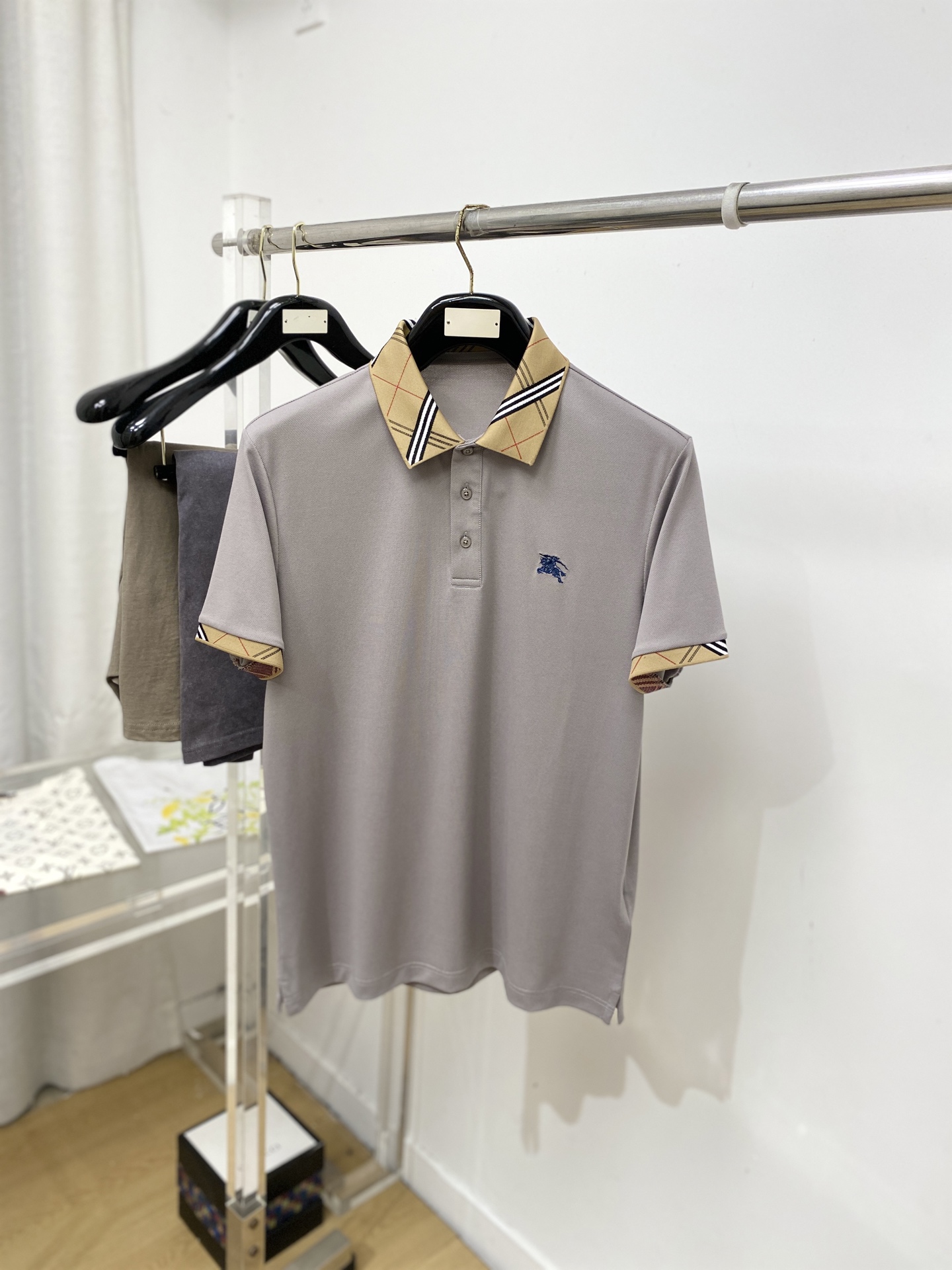 巴宝莉、2026新品短袖T恤，帅气时尚，胸前精致刺绣图案logo，简约百搭款。面料棉 不仅挺括，保持潮流