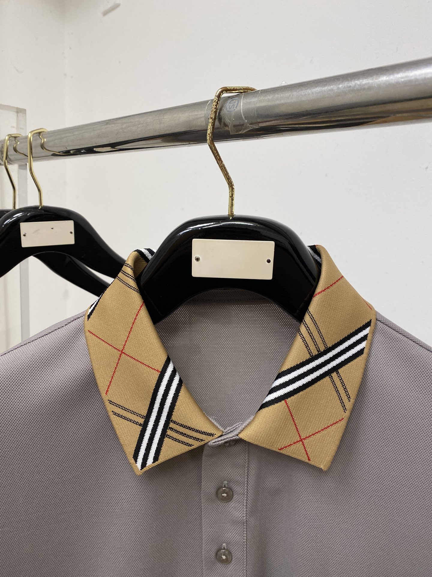 巴宝莉、2026新品短袖T恤，帅气时尚，胸前精致刺绣图案logo，简约百搭款。面料棉 不仅挺括，保持潮流