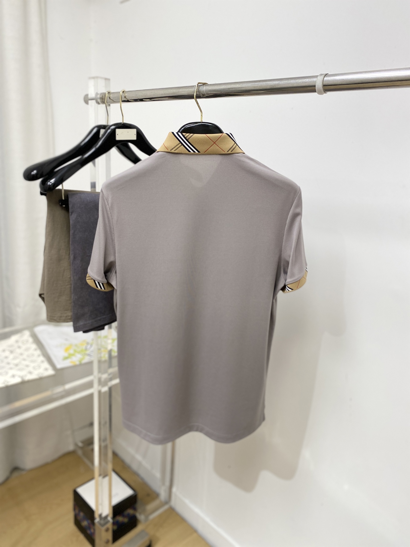 巴宝莉、2026新品短袖T恤，帅气时尚，胸前精致刺绣图案logo，简约百搭款。面料棉 不仅挺括，保持潮流