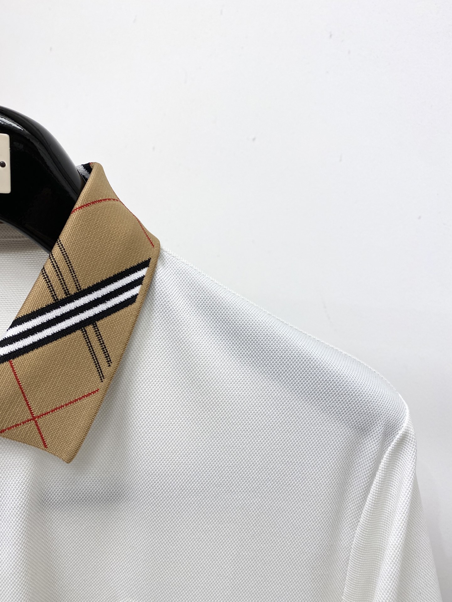 巴宝莉、2026新品短袖T恤，帅气时尚，胸前精致刺绣图案logo，简约百搭款。面料棉 不仅挺括，保持潮流