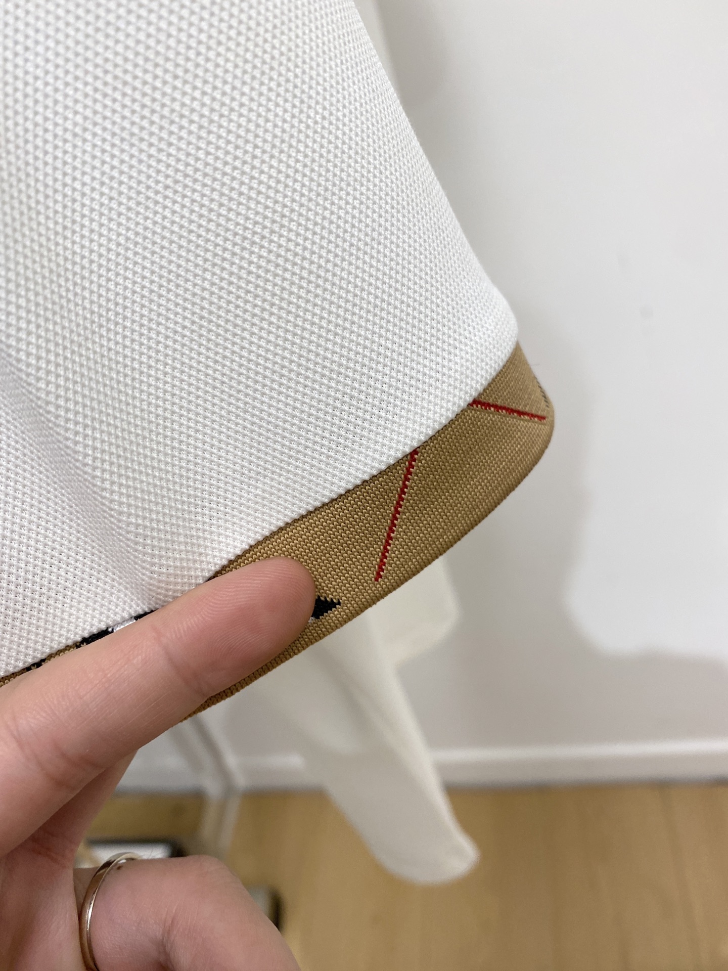 巴宝莉、2026新品短袖T恤，帅气时尚，胸前精致刺绣图案logo，简约百搭款。面料棉 不仅挺括，保持潮流