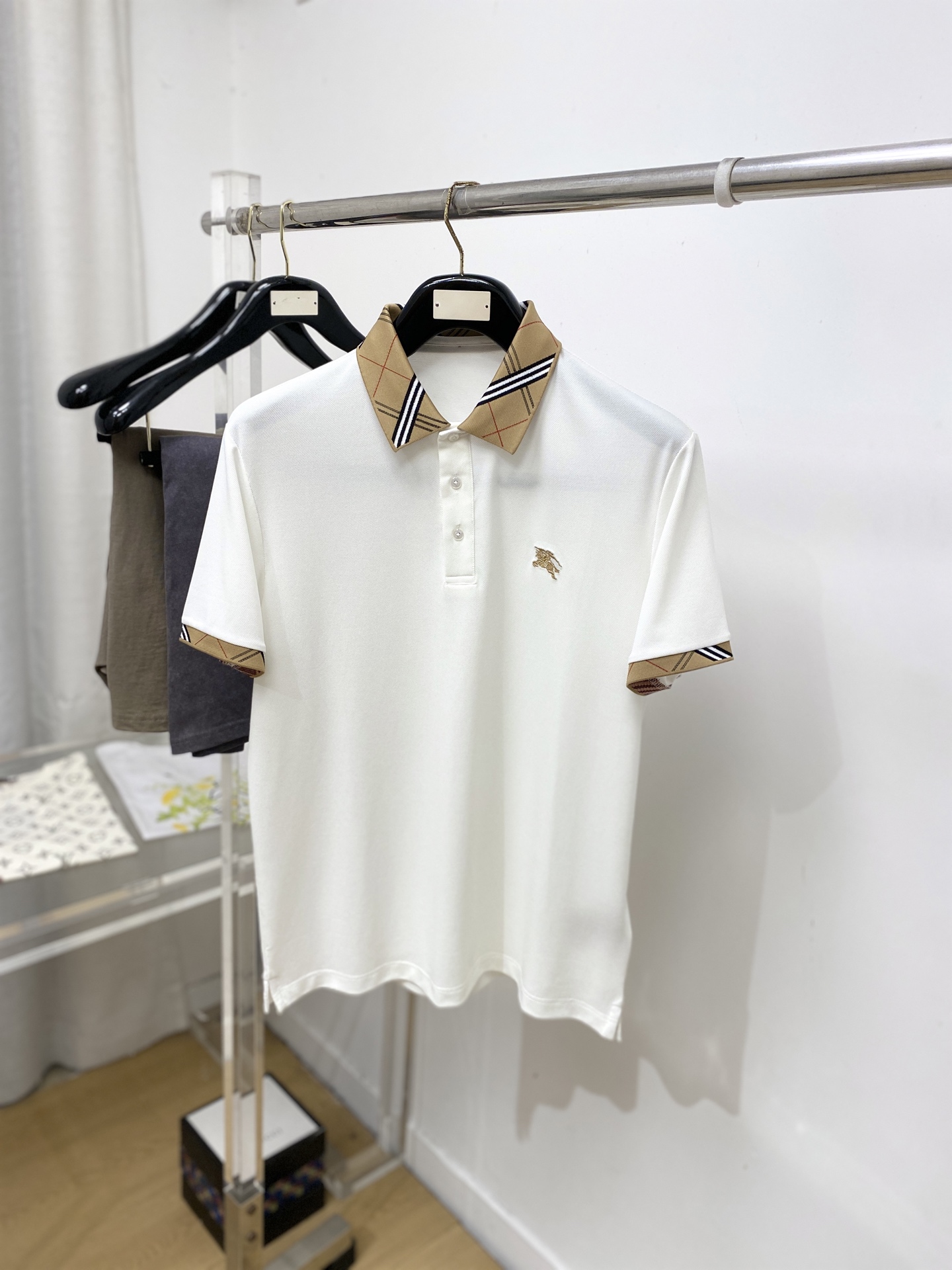 巴宝莉、2026新品短袖T恤，帅气时尚，胸前精致刺绣图案logo，简约百搭款。面料棉 不仅挺括，保持潮流