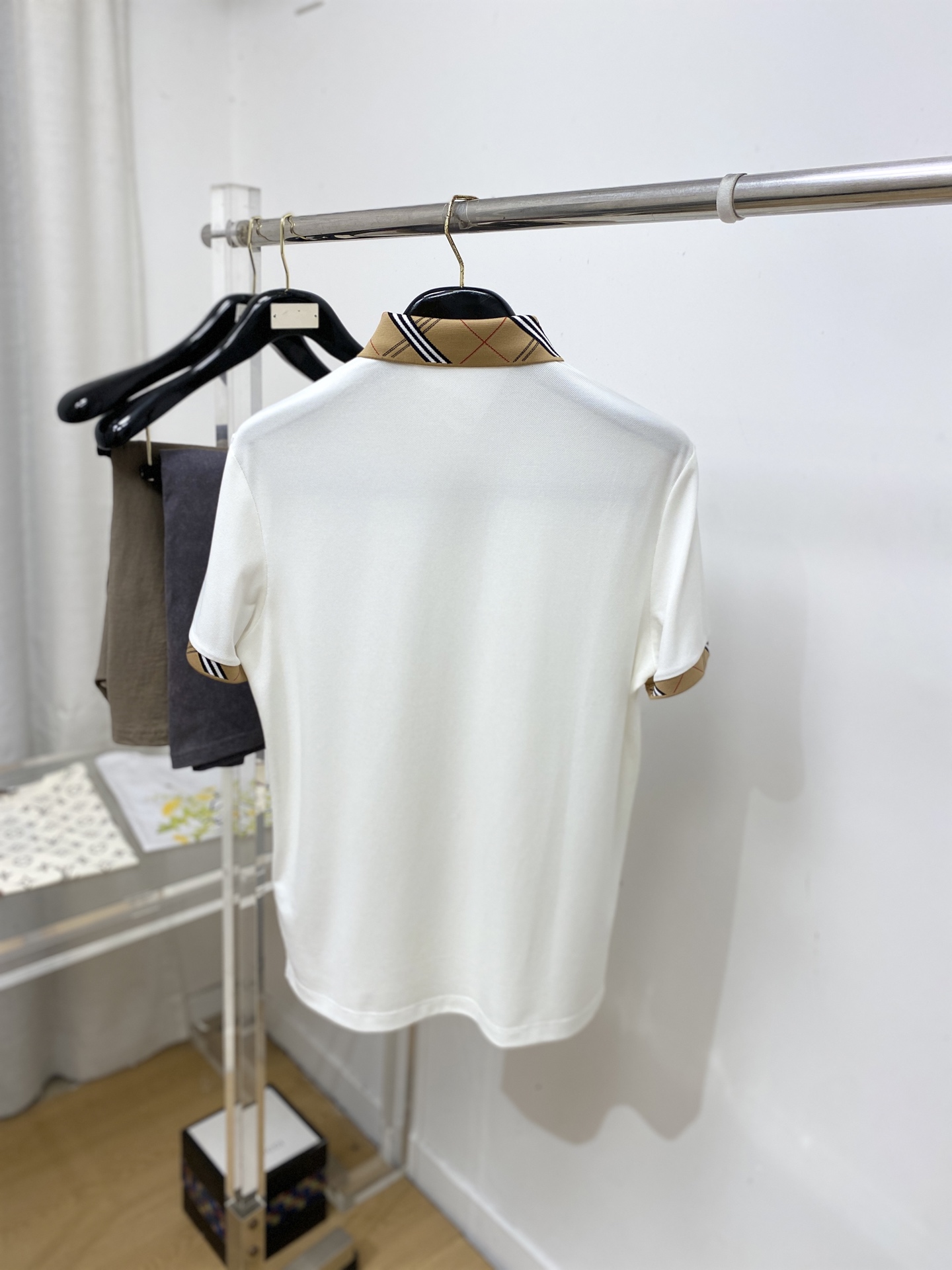 巴宝莉、2026新品短袖T恤，帅气时尚，胸前精致刺绣图案logo，简约百搭款。面料棉 不仅挺括，保持潮流