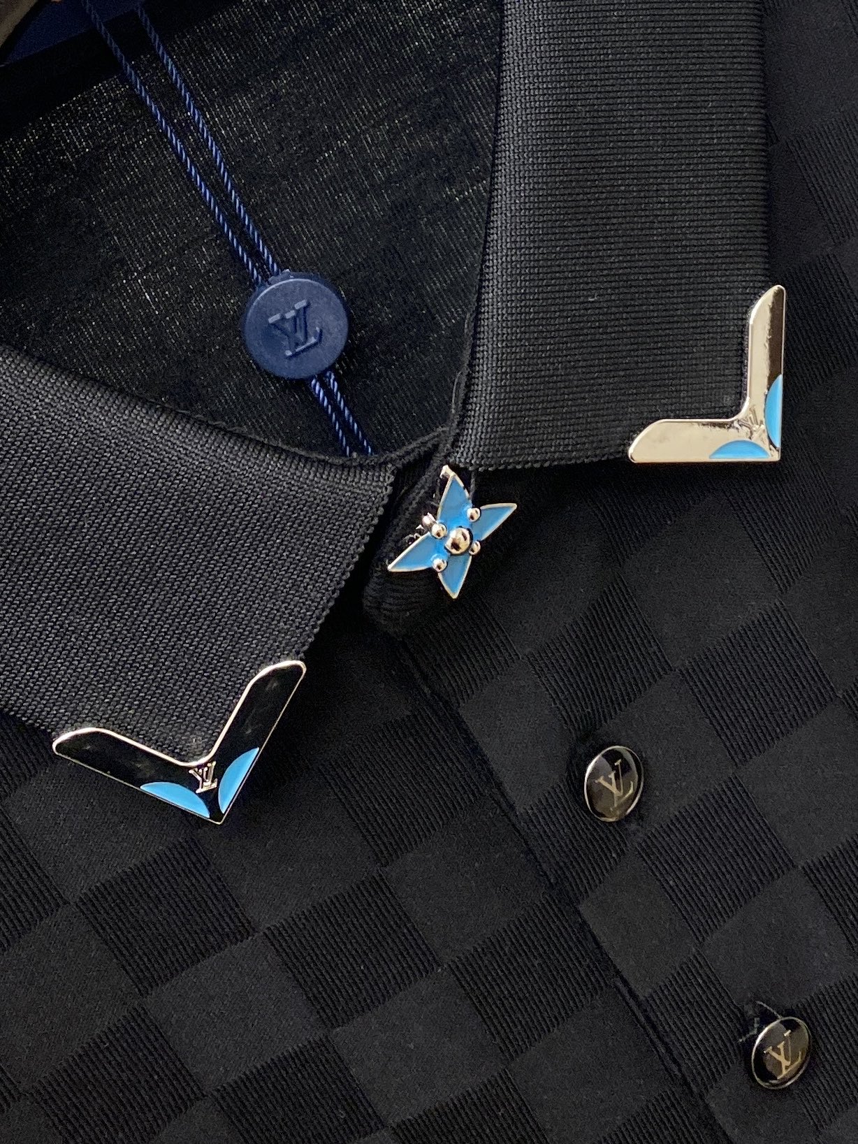 路易威登、2026新品短袖T恤，帅气时尚，胸前五金装饰字母logo，简约百搭款。面料棉 不仅挺括，保持潮