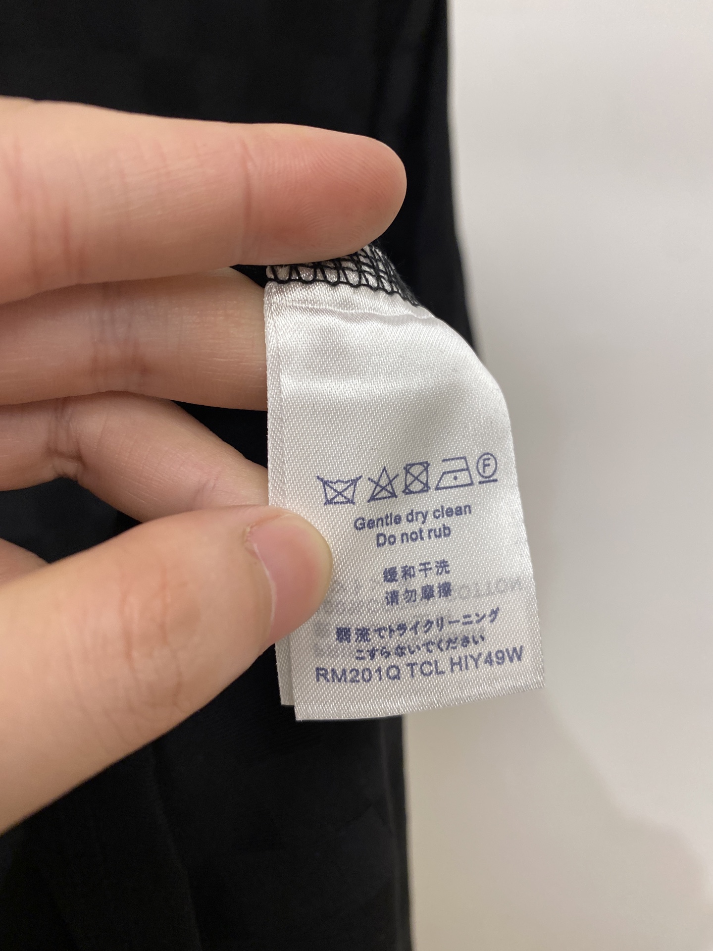 路易威登、2026新品短袖T恤，帅气时尚，胸前五金装饰字母logo，简约百搭款。面料棉 不仅挺括，保持潮