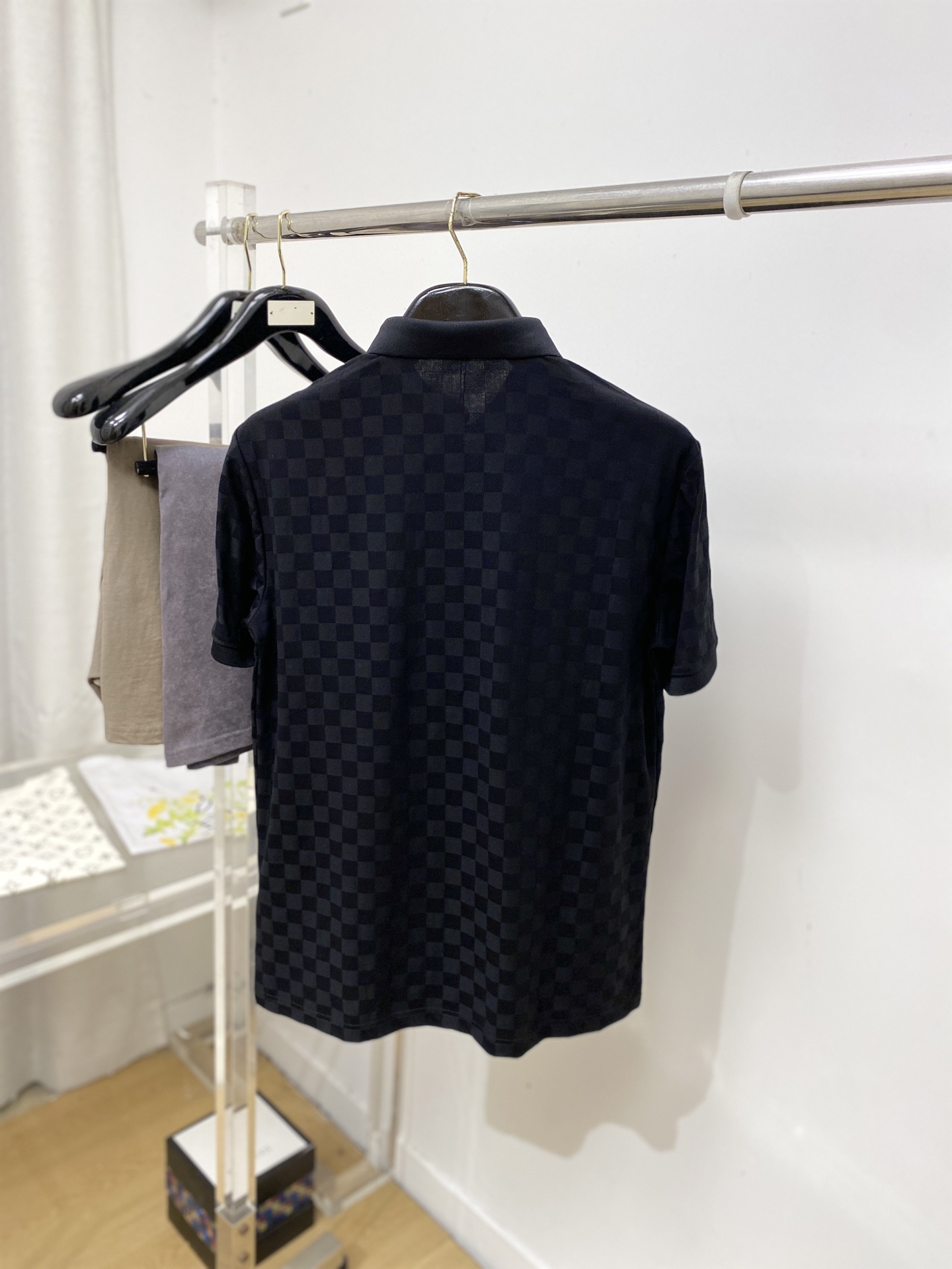 路易威登、2026新品短袖T恤，帅气时尚，胸前五金装饰字母logo，简约百搭款。面料棉 不仅挺括，保持潮