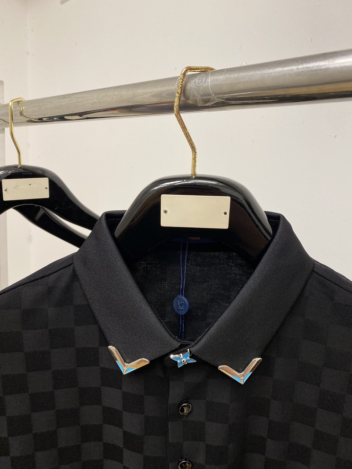 路易威登、2026新品短袖T恤，帅气时尚，胸前五金装饰字母logo，简约百搭款。面料棉 不仅挺括，保持潮