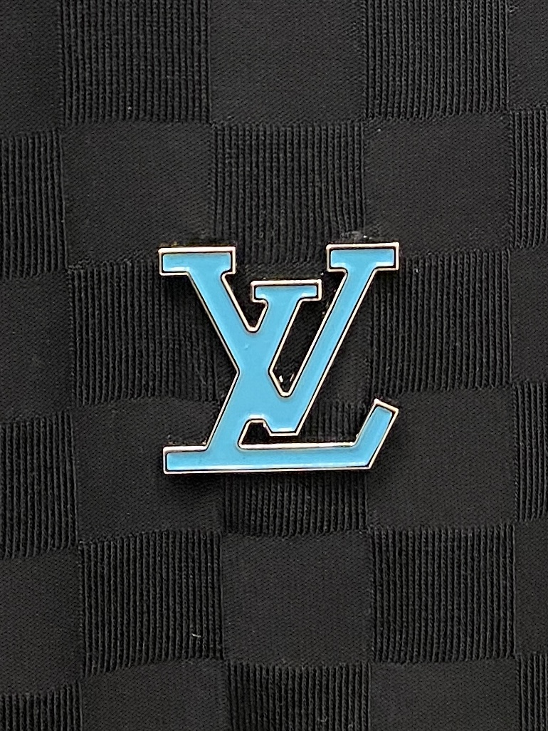 路易威登、2026新品短袖T恤，帅气时尚，胸前五金装饰字母logo，简约百搭款。面料棉 不仅挺括，保持潮