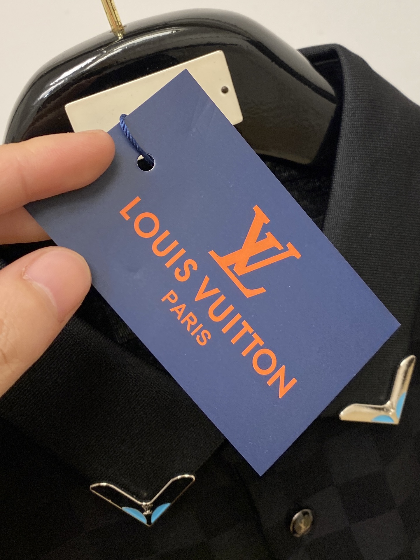 路易威登、2026新品短袖T恤，帅气时尚，胸前五金装饰字母logo，简约百搭款。面料棉 不仅挺括，保持潮