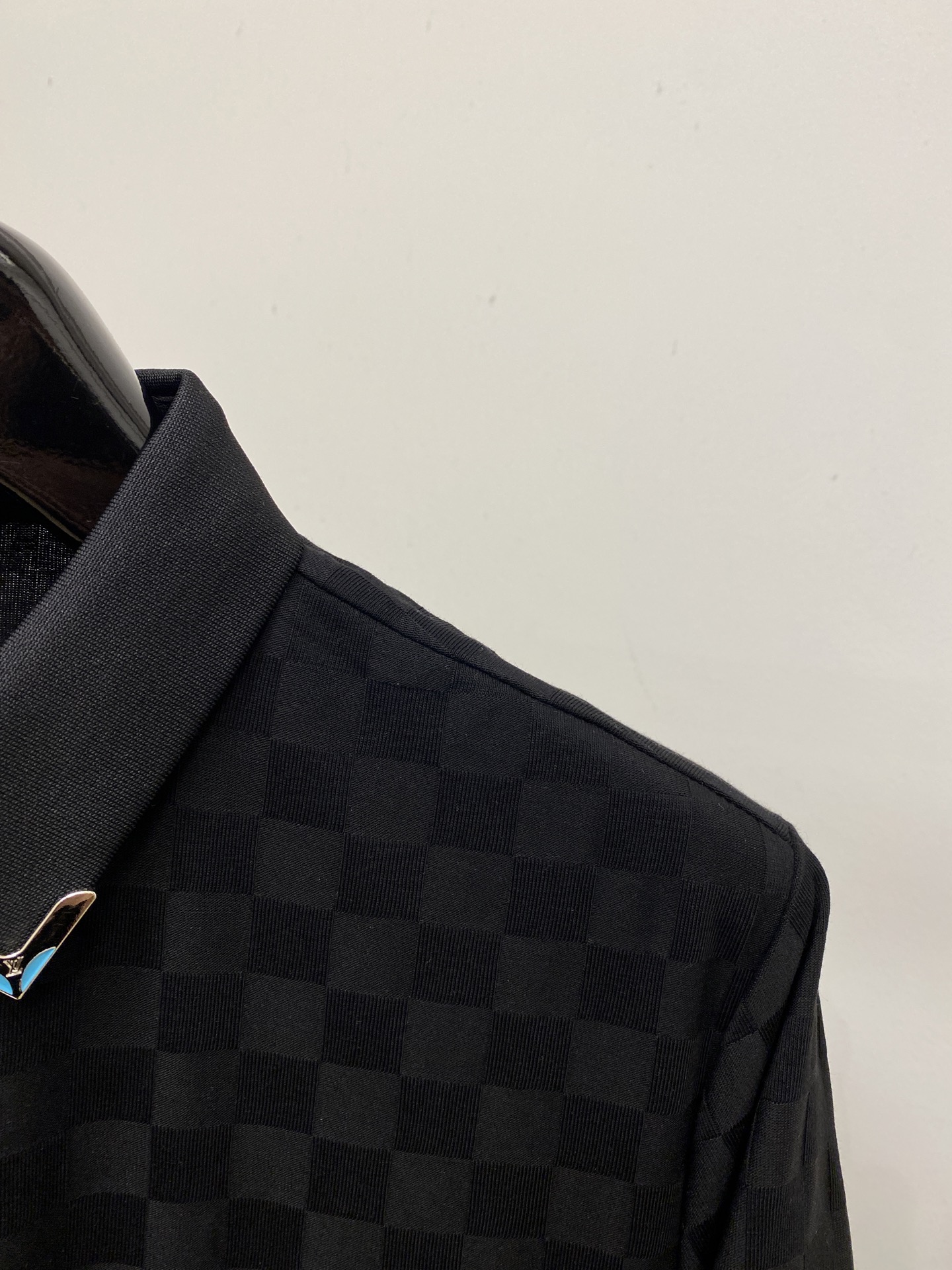 路易威登、2026新品短袖T恤，帅气时尚，胸前五金装饰字母logo，简约百搭款。面料棉 不仅挺括，保持潮