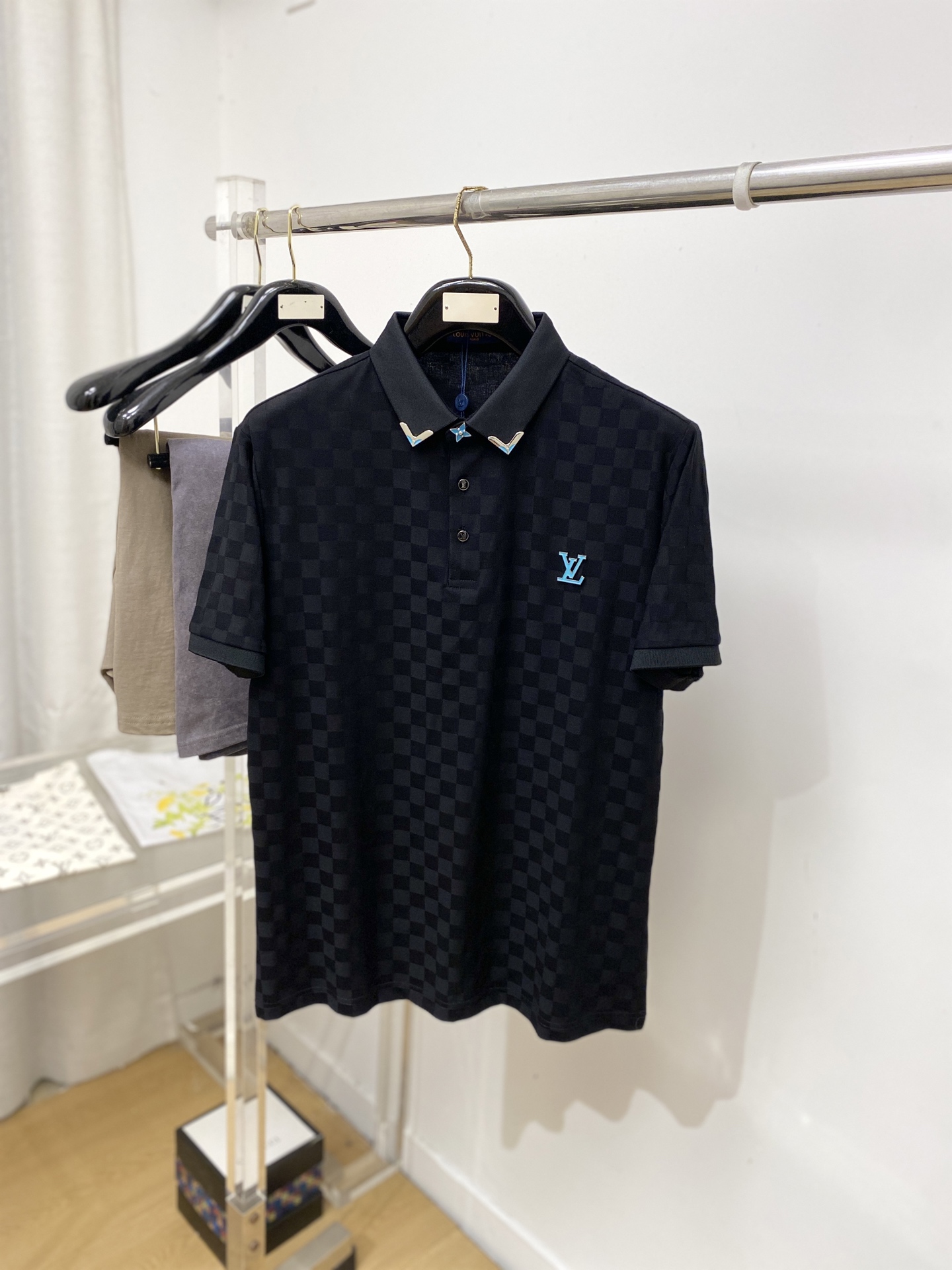 路易威登、2026新品短袖T恤，帅气时尚，胸前五金装饰字母logo，简约百搭款。面料棉 不仅挺括，保持潮