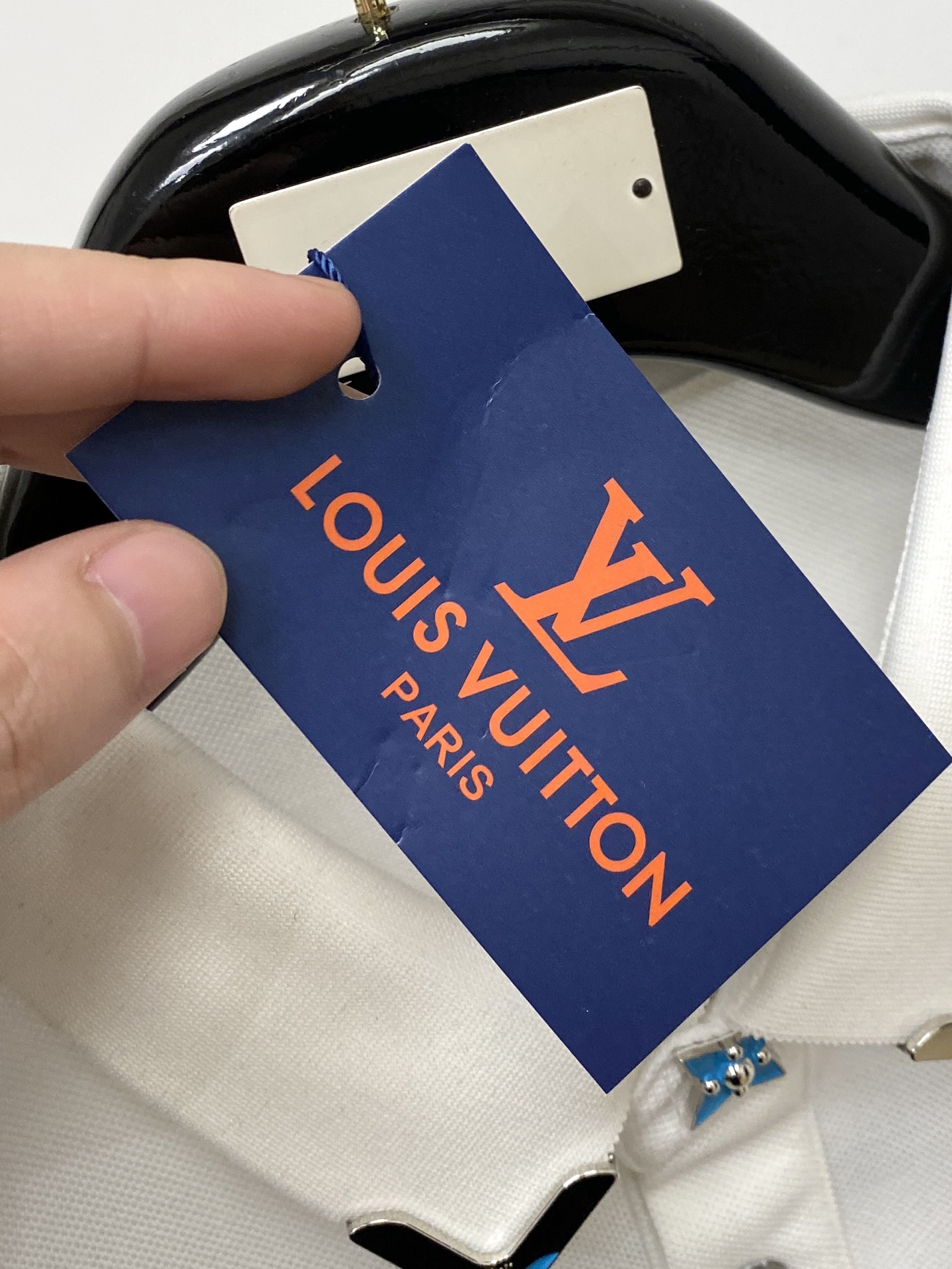 路易威登、2026新品短袖T恤，帅气时尚，胸前五金装饰字母logo，简约百搭款。面料棉 不仅挺括，保持潮