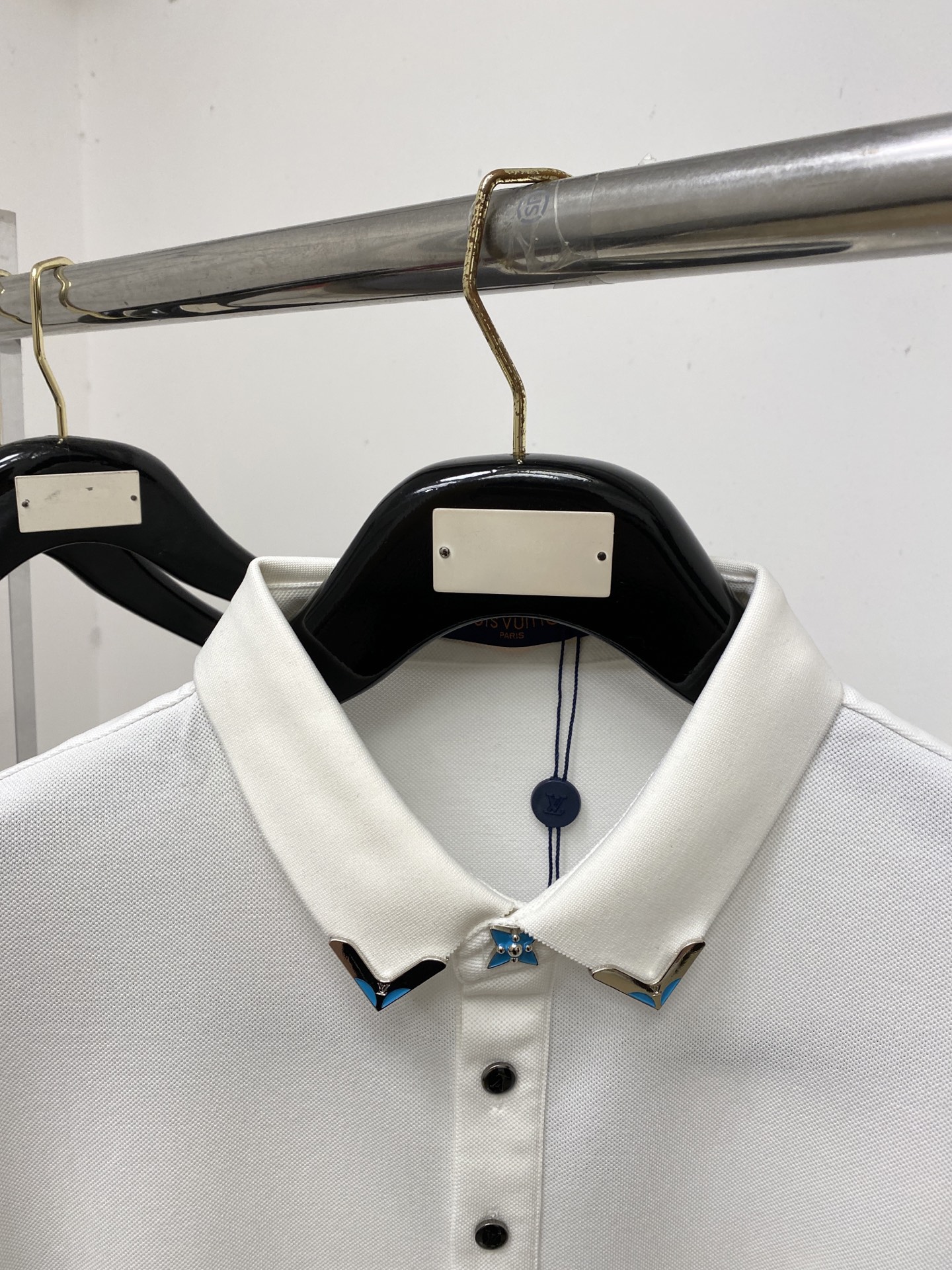 路易威登、2026新品短袖T恤，帅气时尚，胸前五金装饰字母logo，简约百搭款。面料棉 不仅挺括，保持潮