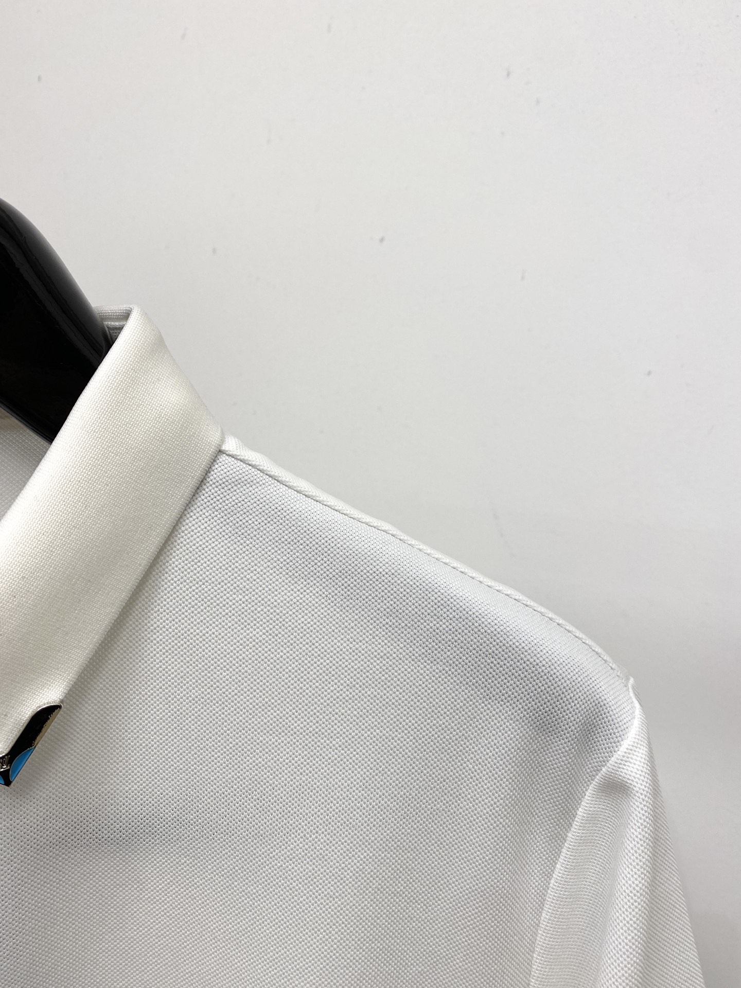 路易威登、2026新品短袖T恤，帅气时尚，胸前五金装饰字母logo，简约百搭款。面料棉 不仅挺括，保持潮