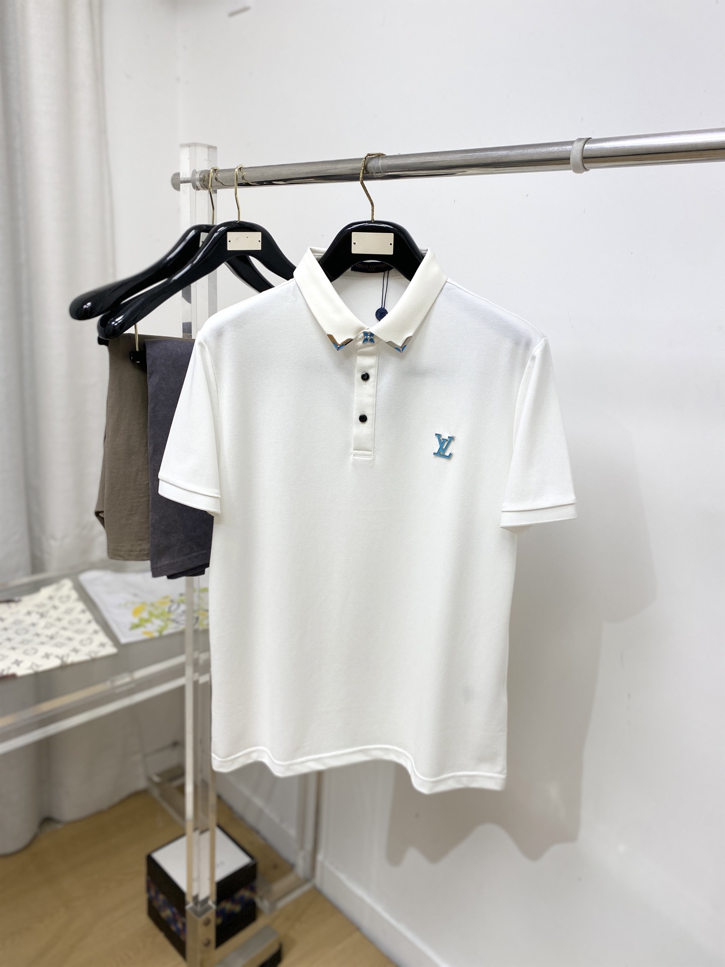 路易威登、2026新品短袖T恤，帅气时尚，胸前五金装饰字母logo，简约百搭款。面料棉 不仅挺括，保持潮