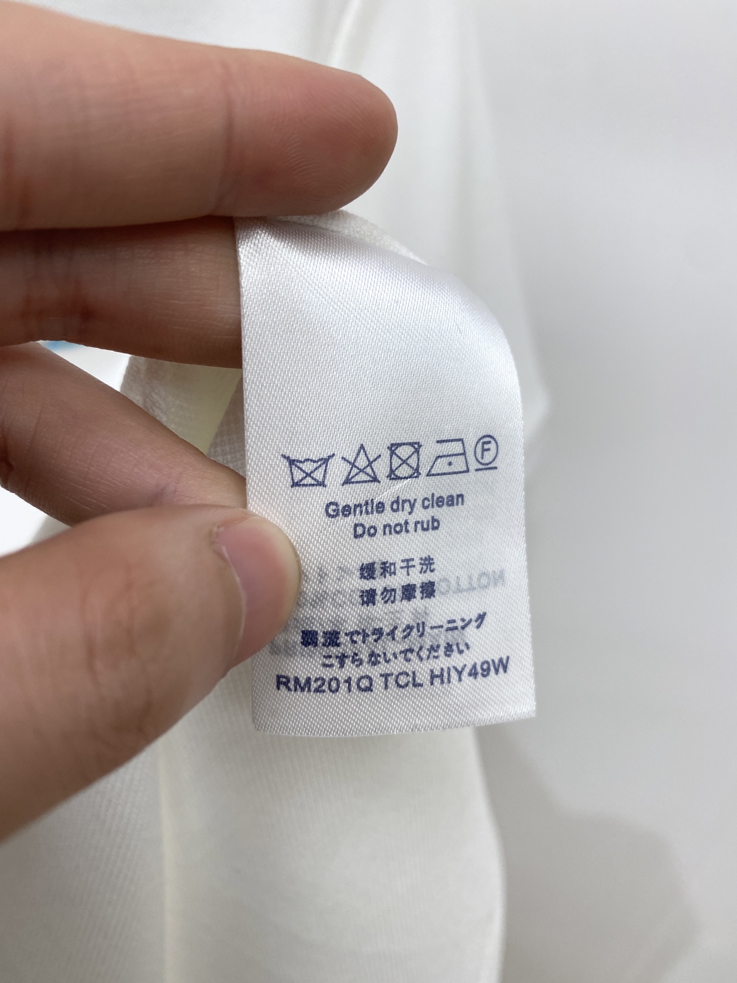 路易威登、2026新品短袖T恤，帅气时尚，胸前五金装饰字母logo，简约百搭款。面料棉 不仅挺括，保持潮