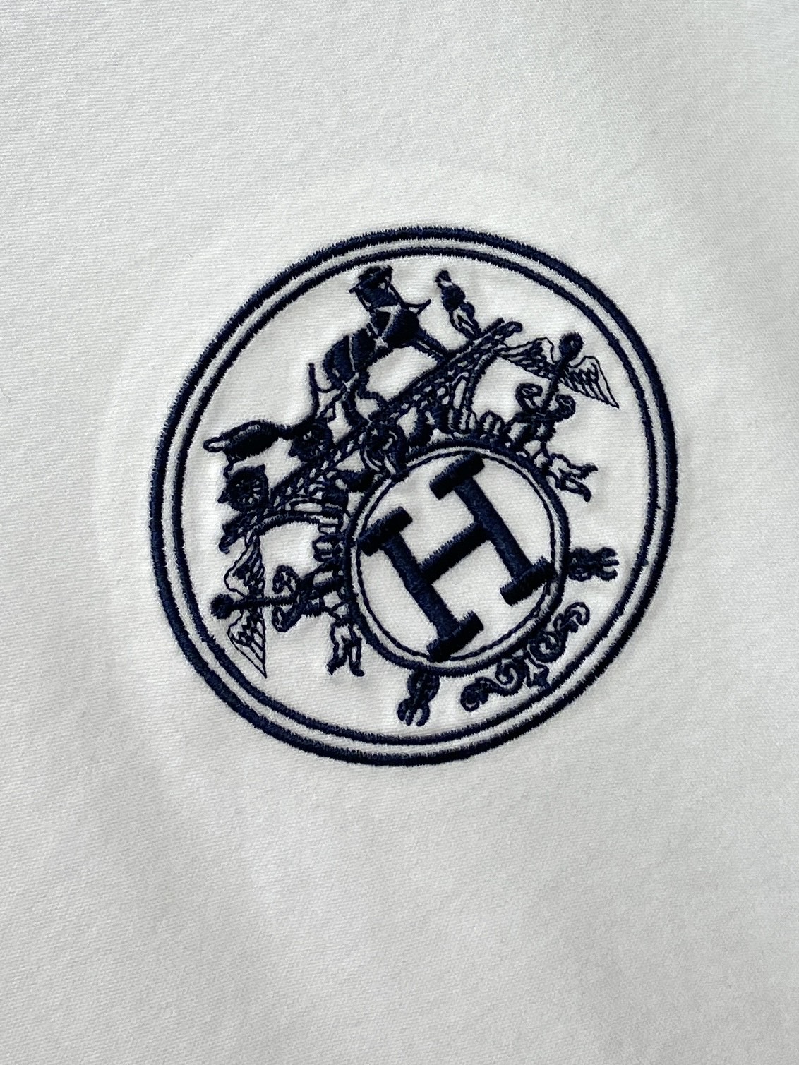 爱马仕、2026新品短袖T恤，帅气时尚，胸前精致刺绣字母图案logo，简约百搭款。面料棉 不仅挺括，保持