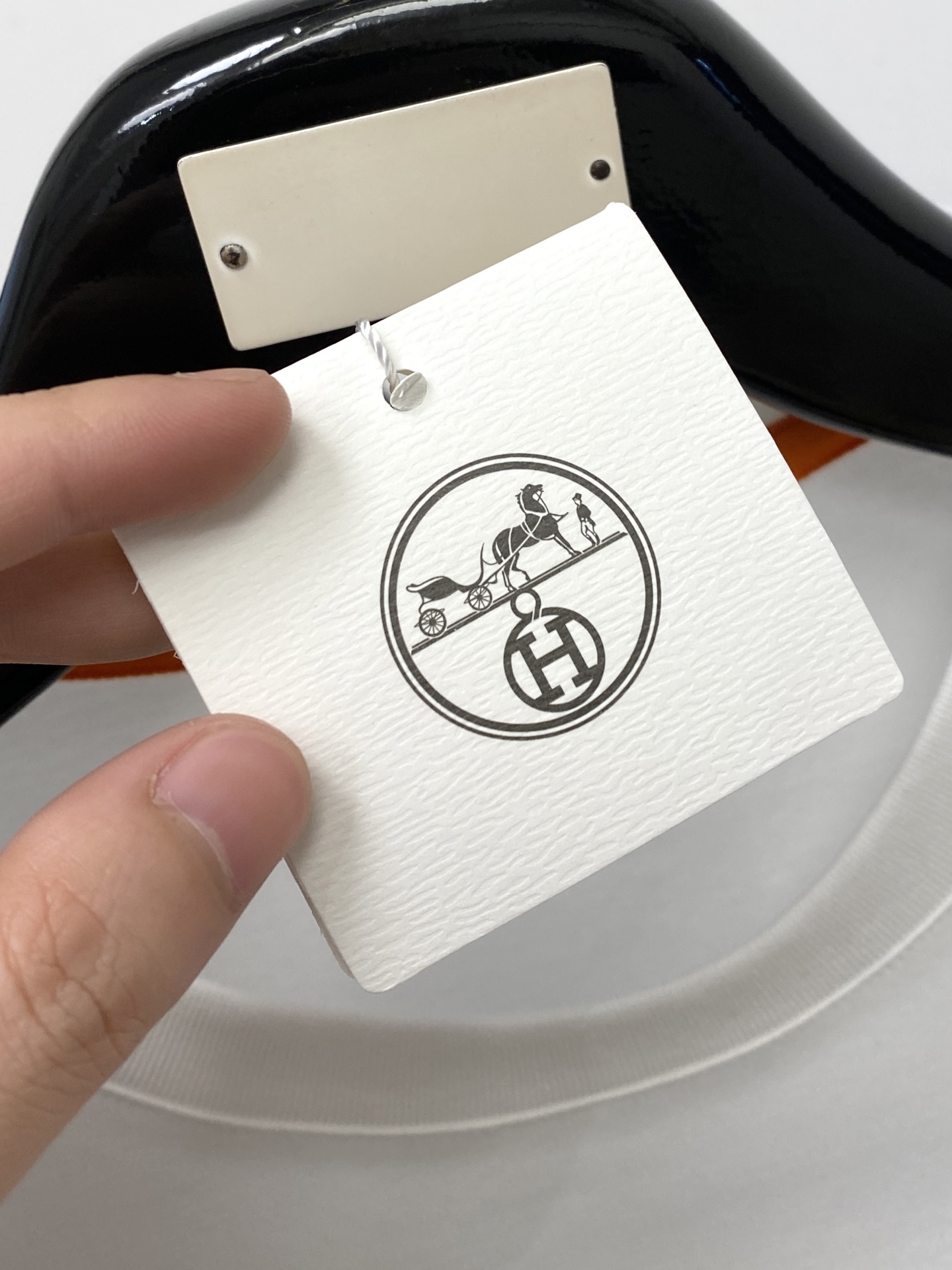 爱马仕、2026新品短袖T恤，帅气时尚，胸前精致刺绣字母图案logo，简约百搭款。面料棉 不仅挺括，保持