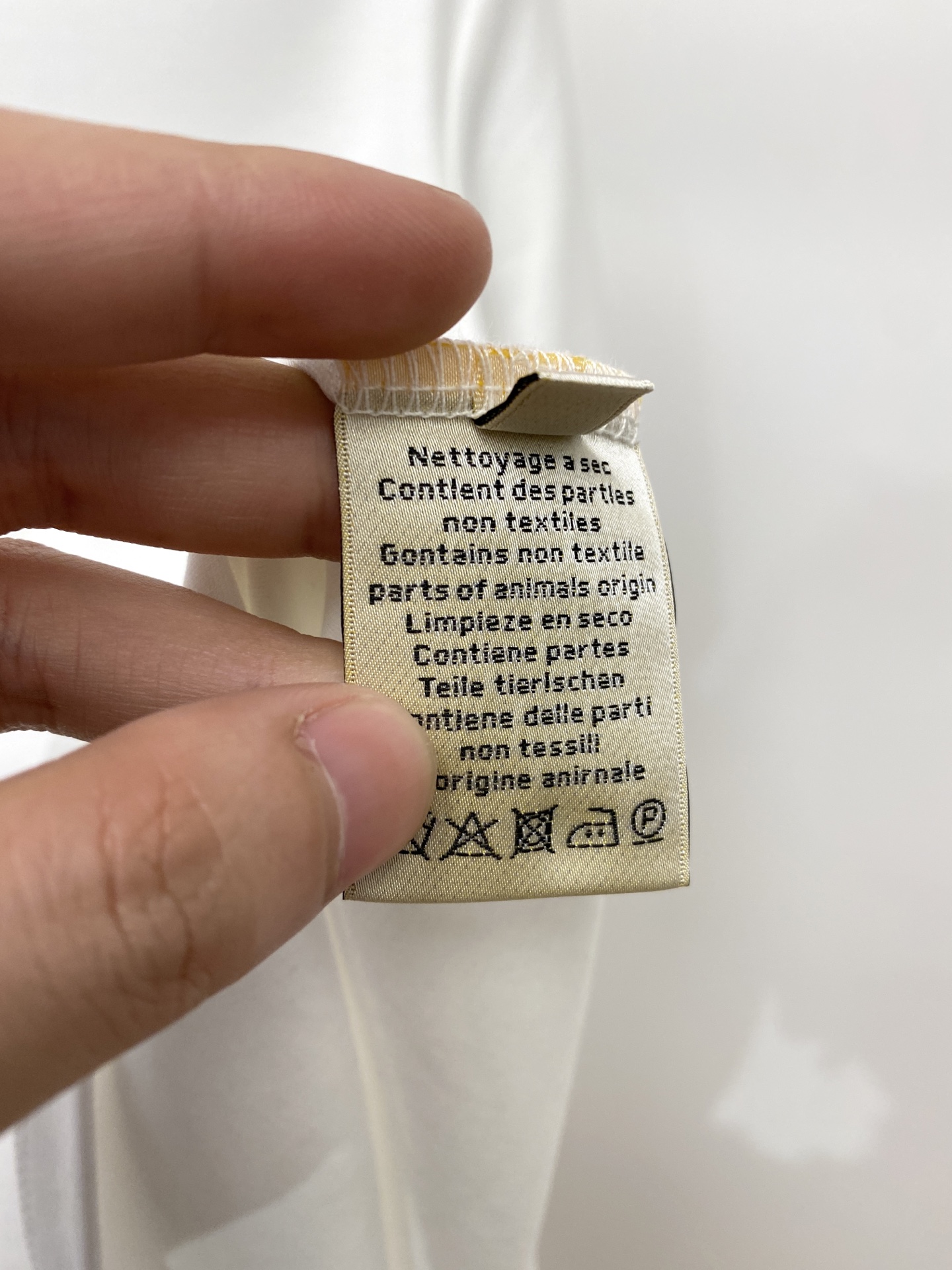 爱马仕、2026新品短袖T恤，帅气时尚，胸前精致刺绣字母图案logo，简约百搭款。面料棉 不仅挺括，保持