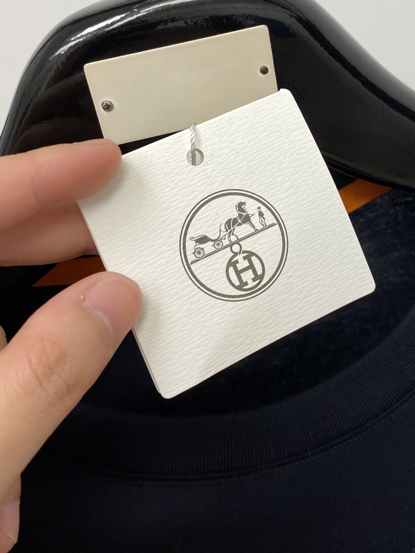 爱马仕、2026新品短袖T恤，帅气时尚，胸前精致刺绣图案logo，简约百搭款。面料棉 不仅挺括，保持潮流