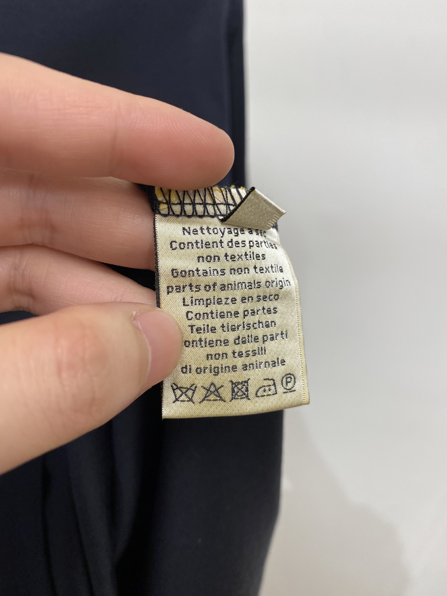 爱马仕、2026新品短袖T恤，帅气时尚，胸前精致刺绣图案logo，简约百搭款。面料棉 不仅挺括，保持潮流