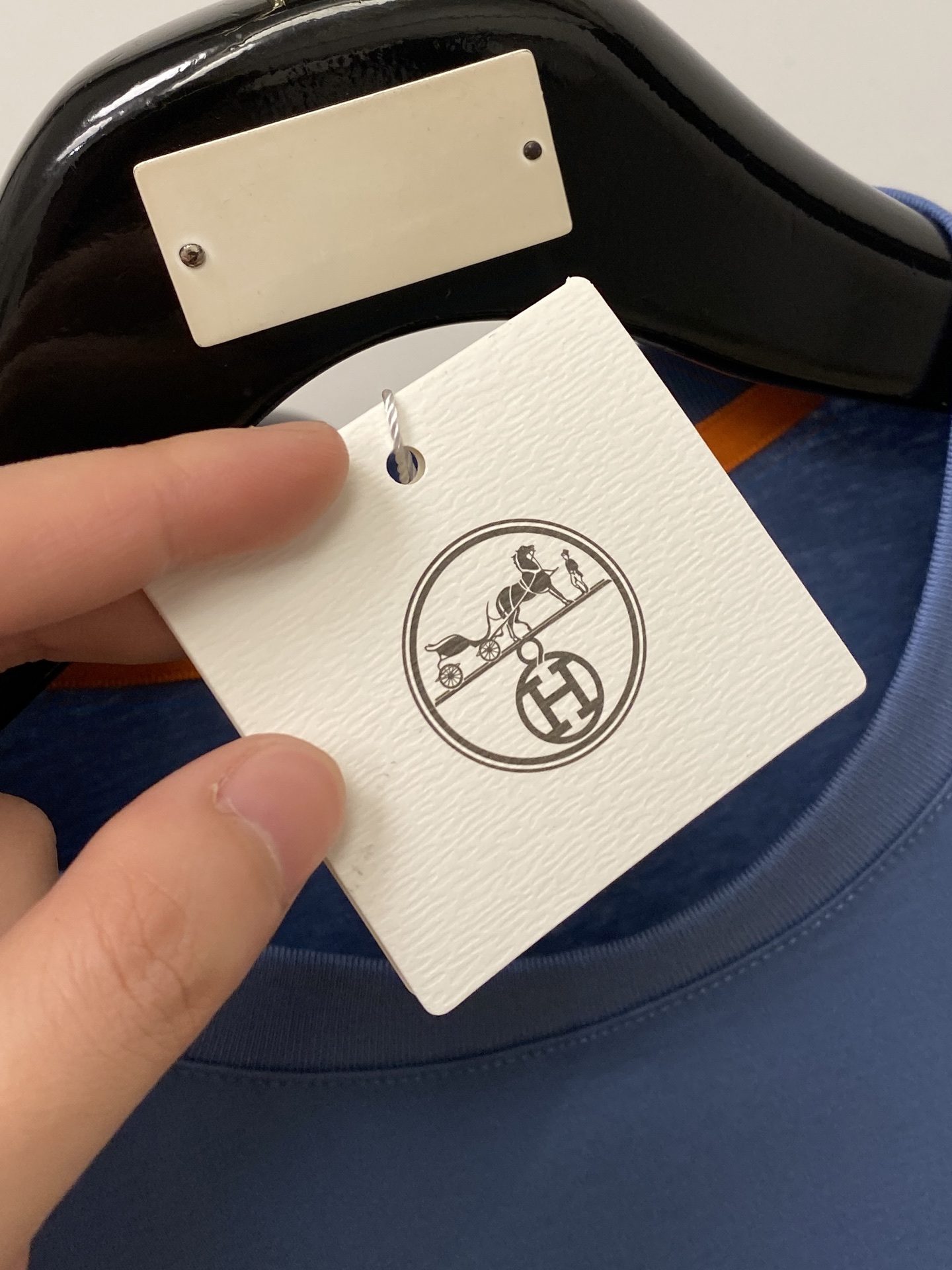 爱马仕、2026新品短袖T恤，帅气时尚，胸前精致刺绣图案logo，简约百搭款。面料棉 不仅挺括，保持潮流