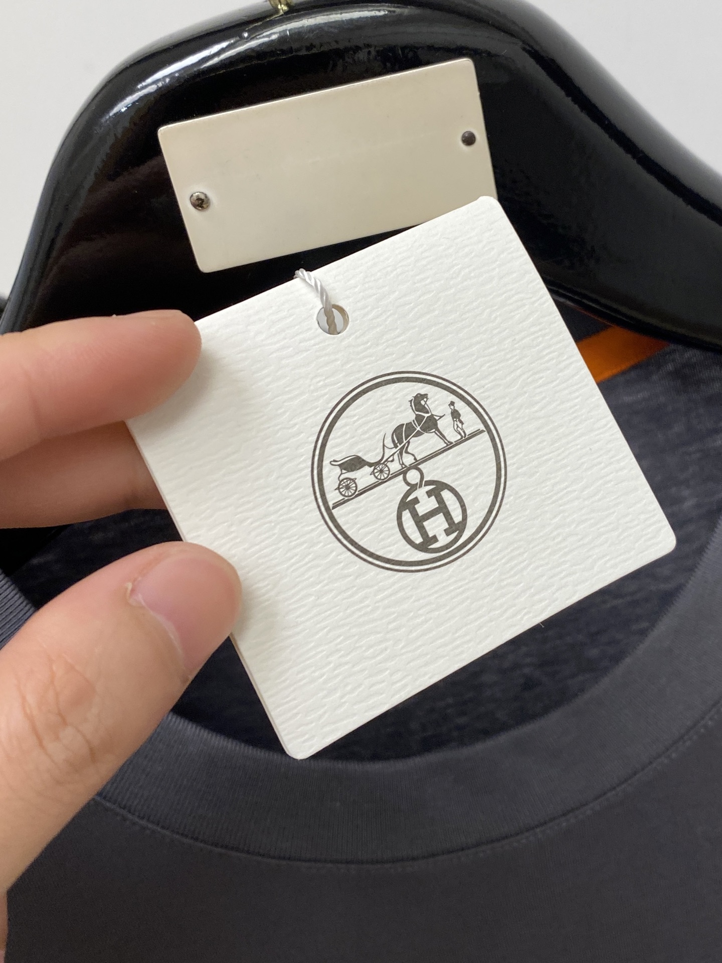 爱马仕、2026新品短袖T恤，帅气时尚，胸前精致刺绣图案logo，简约百搭款。面料棉 不仅挺括，保持潮流
