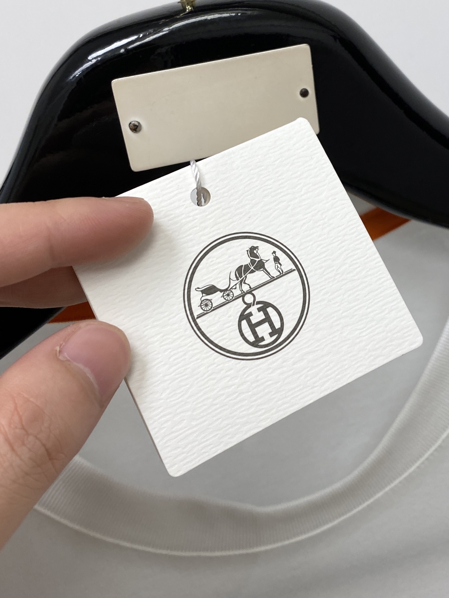 爱马仕、2026新品短袖T恤，帅气时尚，胸前精致刺绣图案logo，简约百搭款。面料棉 不仅挺括，保持潮流