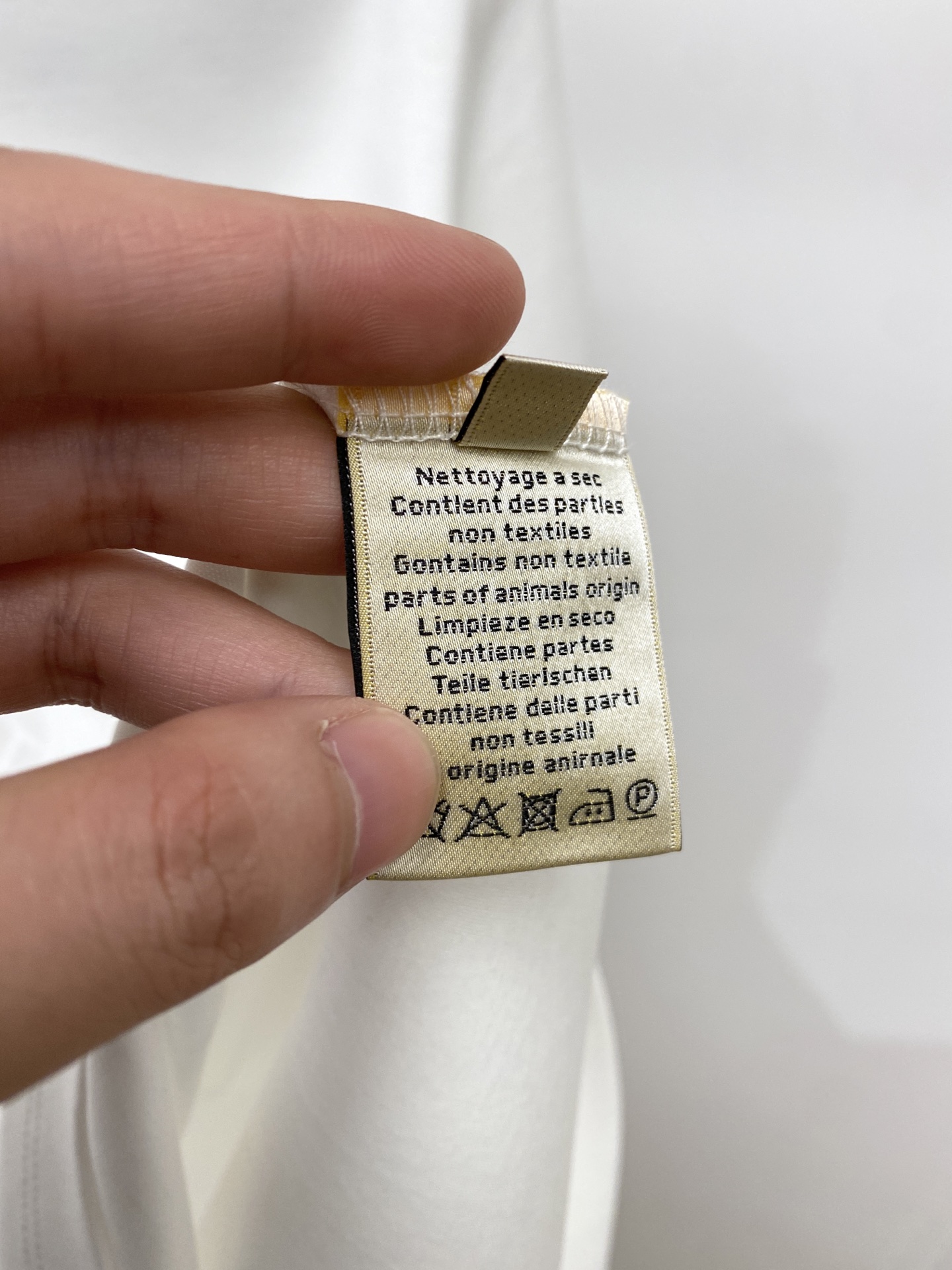 爱马仕、2026新品短袖T恤，帅气时尚，胸前精致刺绣图案logo，简约百搭款。面料棉 不仅挺括，保持潮流