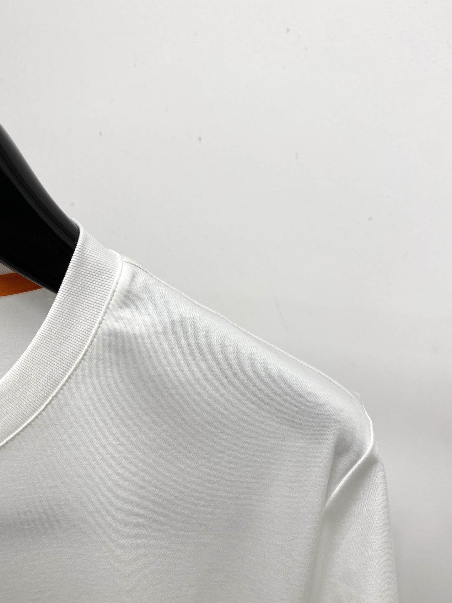 爱马仕、2026新品短袖T恤，帅气时尚，胸前精致刺绣图案logo，简约百搭款。面料棉 不仅挺括，保持潮流