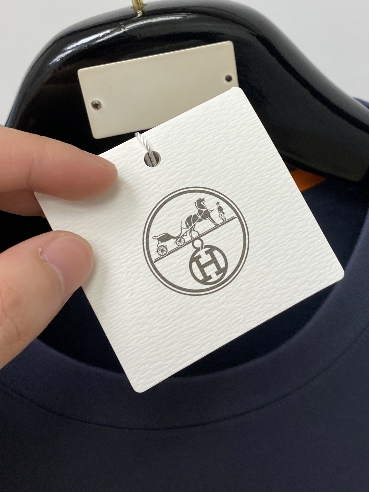 爱马仕、2026新品短袖T恤，帅气时尚，胸前精致刺绣图案logo，简约百搭款。面料棉 不仅挺括，保持潮流