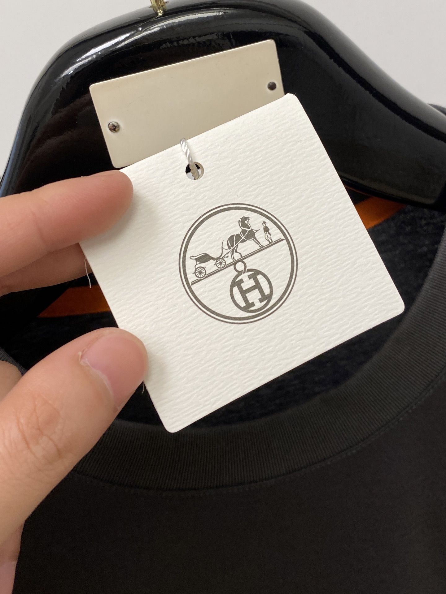 爱马仕、2026新品短袖T恤，帅气时尚，胸前精致刺绣图案logo，简约百搭款。面料棉 不仅挺括，保持潮流
