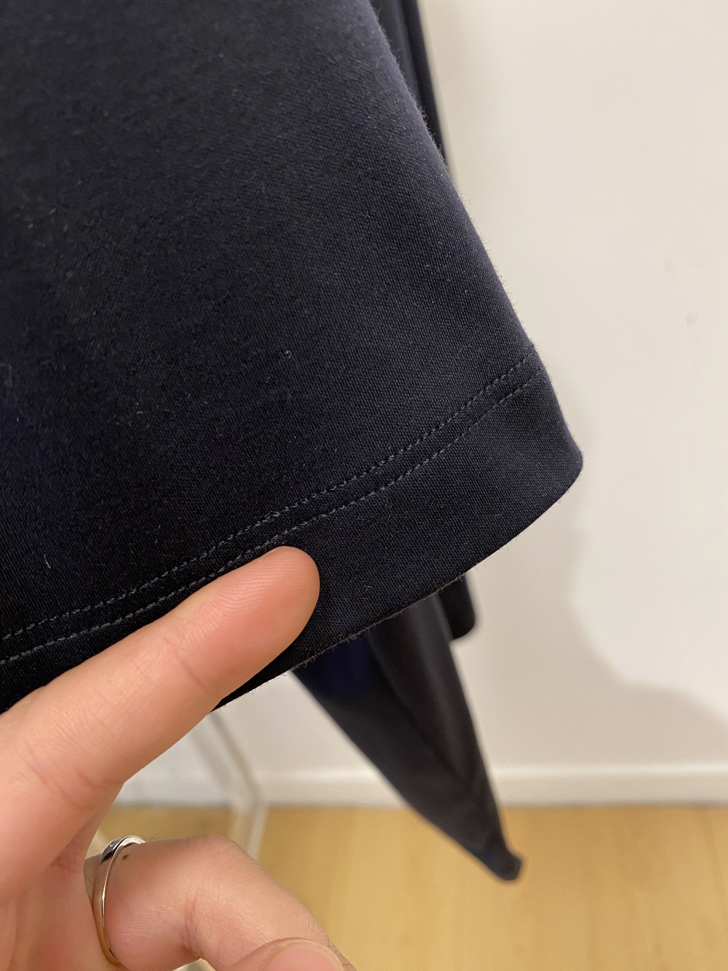loro Piana、2026新品短袖T恤，帅气时尚，胸前精致刺绣字母图案logo，简约百搭款。面料棉 