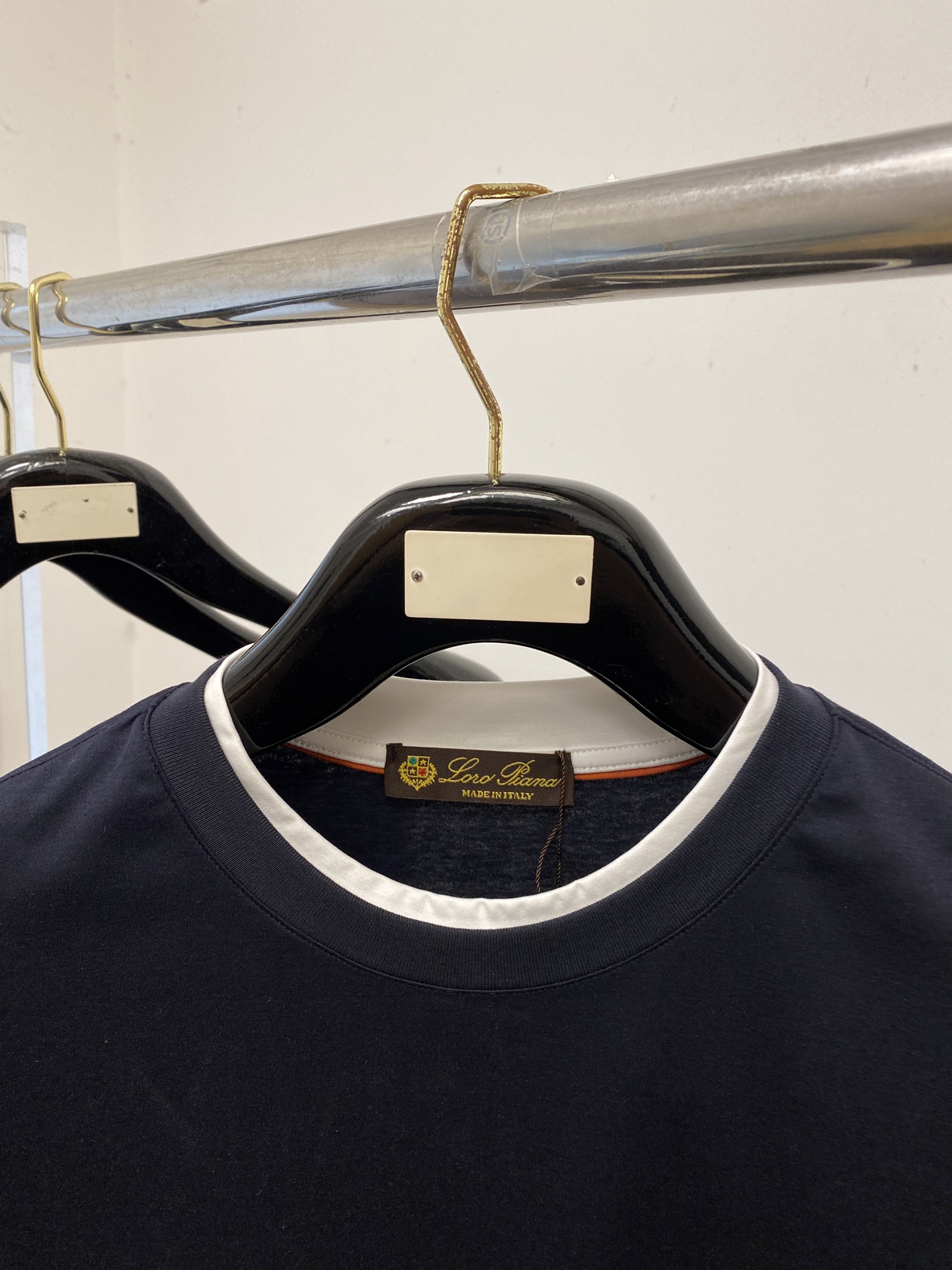 loro Piana、2026新品短袖T恤，帅气时尚，胸前精致刺绣字母图案logo，简约百搭款。面料棉 