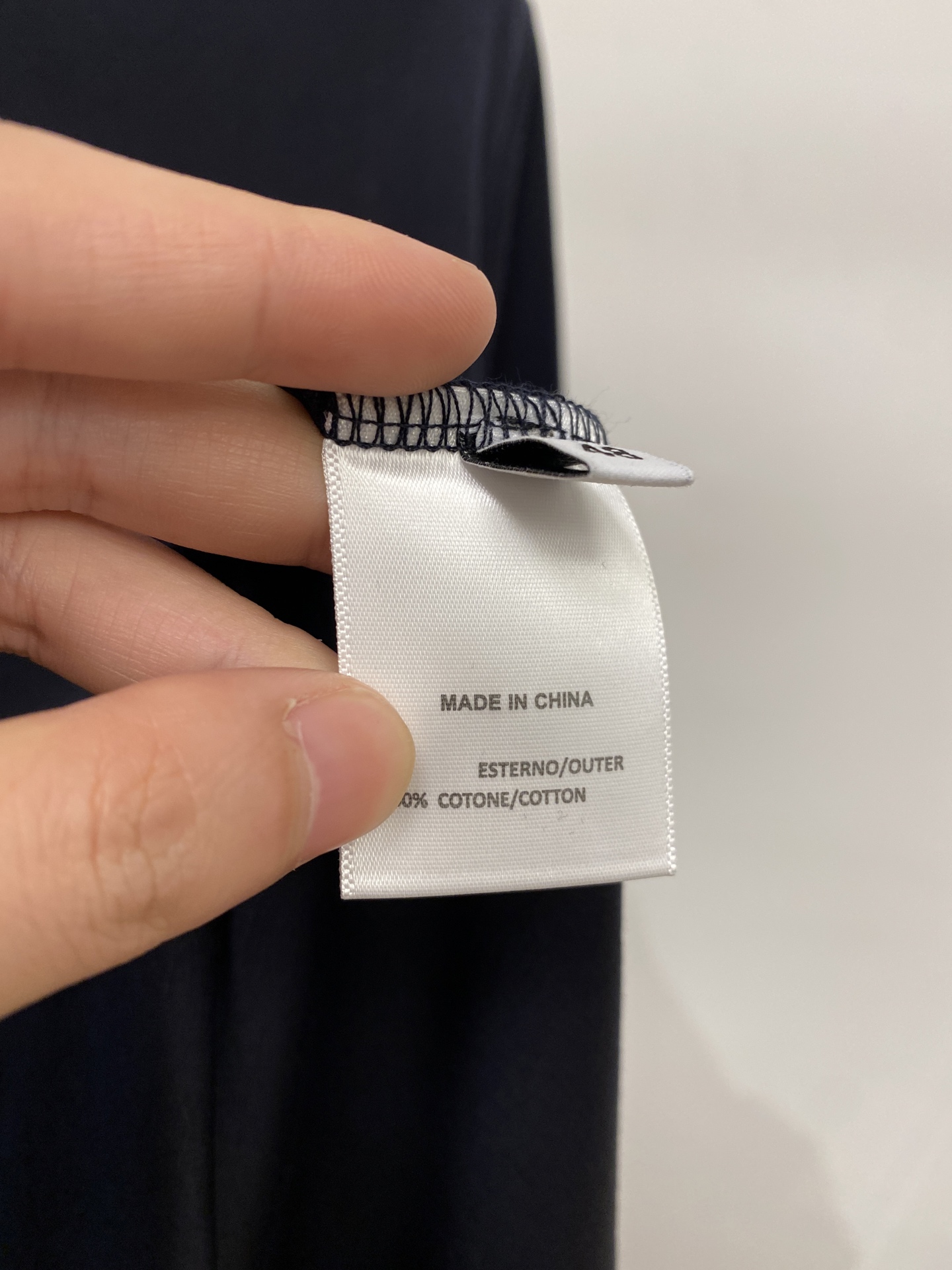 loro Piana、2026新品短袖T恤，帅气时尚，胸前精致刺绣字母图案logo，简约百搭款。面料棉 