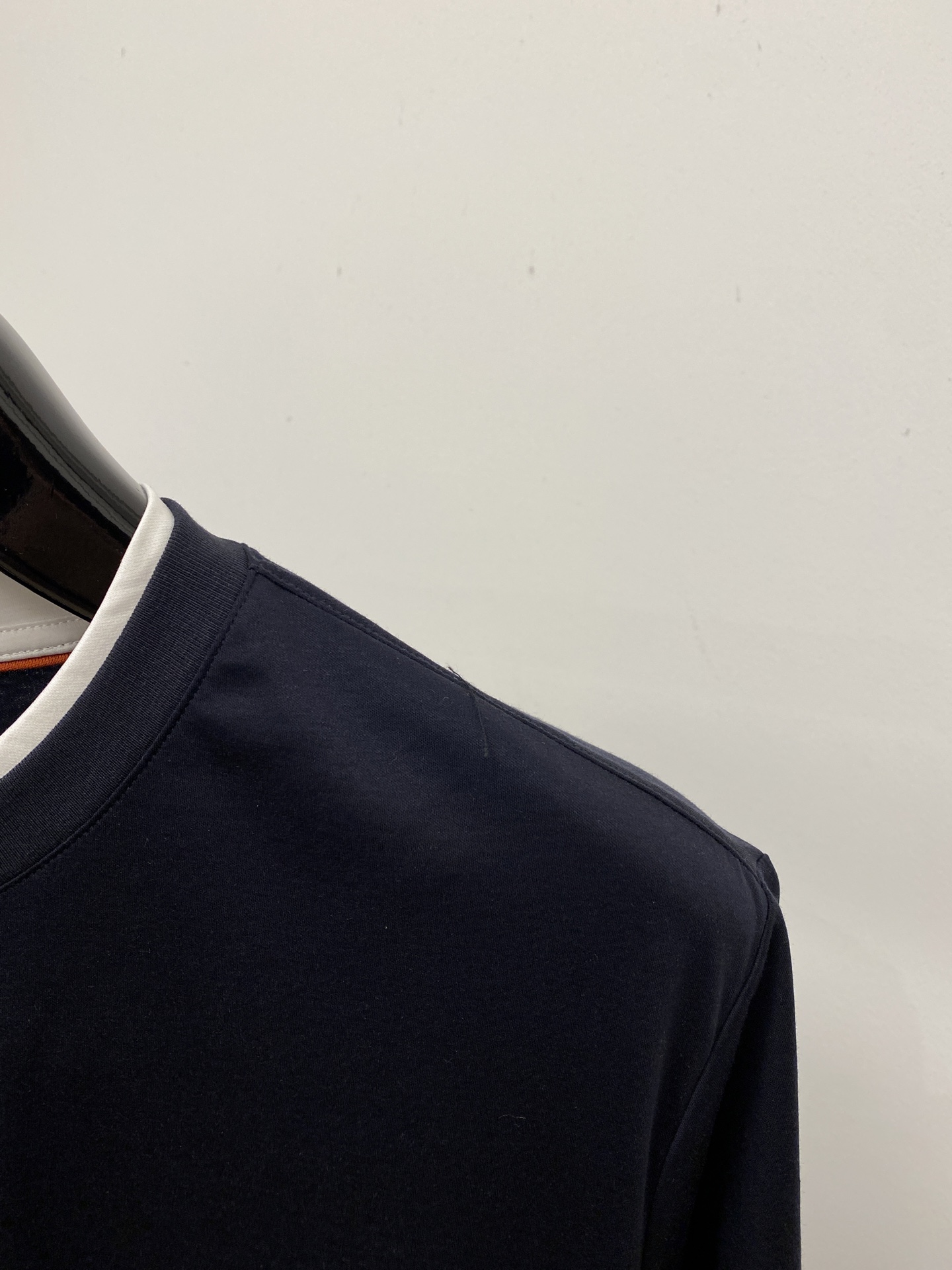 loro Piana、2026新品短袖T恤，帅气时尚，胸前精致刺绣字母图案logo，简约百搭款。面料棉 