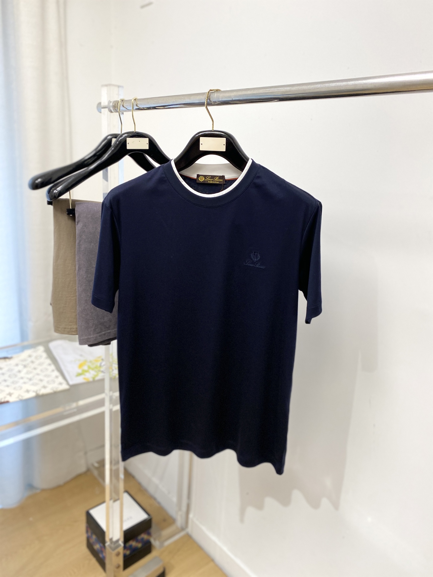loro Piana、2026新品短袖T恤，帅气时尚，胸前精致刺绣字母图案logo，简约百搭款。面料棉 