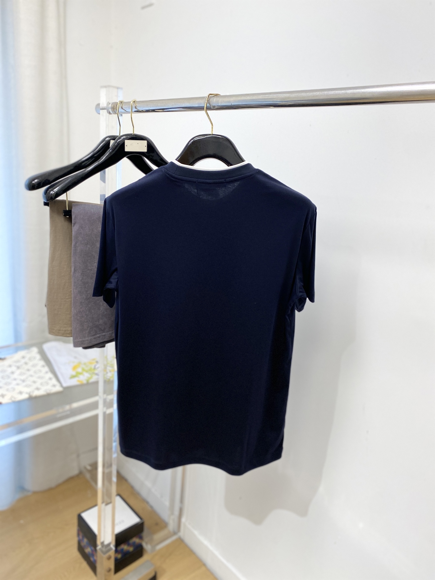 loro Piana、2026新品短袖T恤，帅气时尚，胸前精致刺绣字母图案logo，简约百搭款。面料棉 