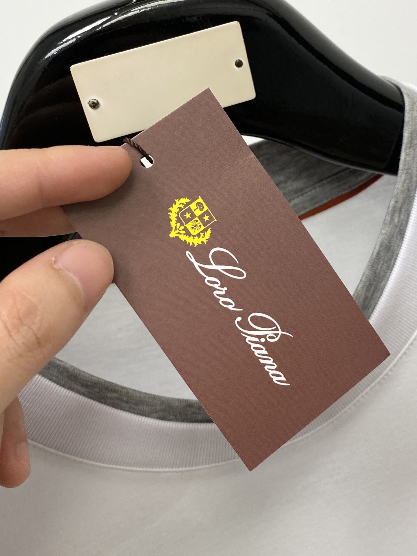 loro Piana、2026新品短袖T恤，帅气时尚，胸前精致刺绣字母图案logo，简约百搭款。面料棉 