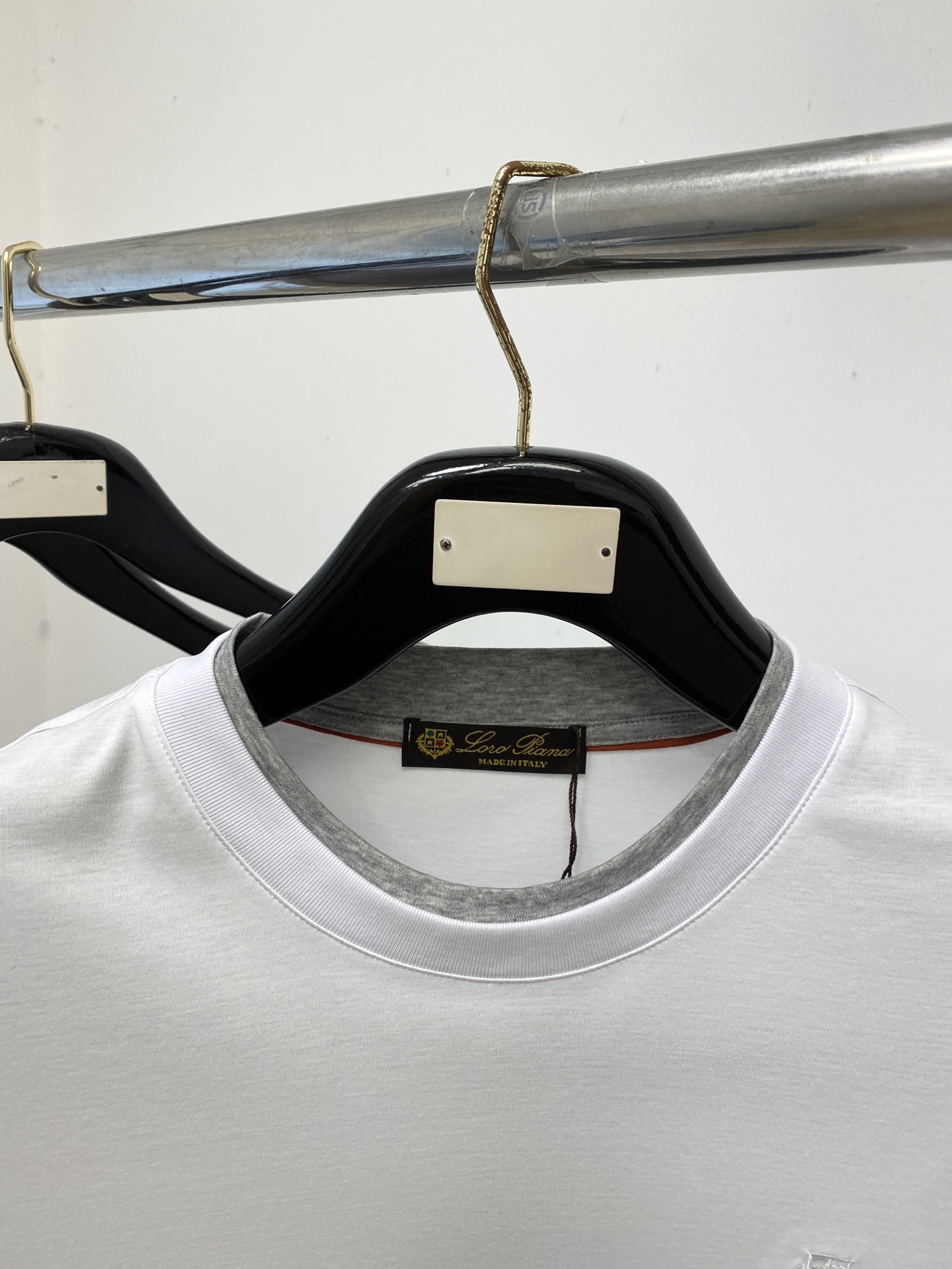 loro Piana、2026新品短袖T恤，帅气时尚，胸前精致刺绣字母图案logo，简约百搭款。面料棉 