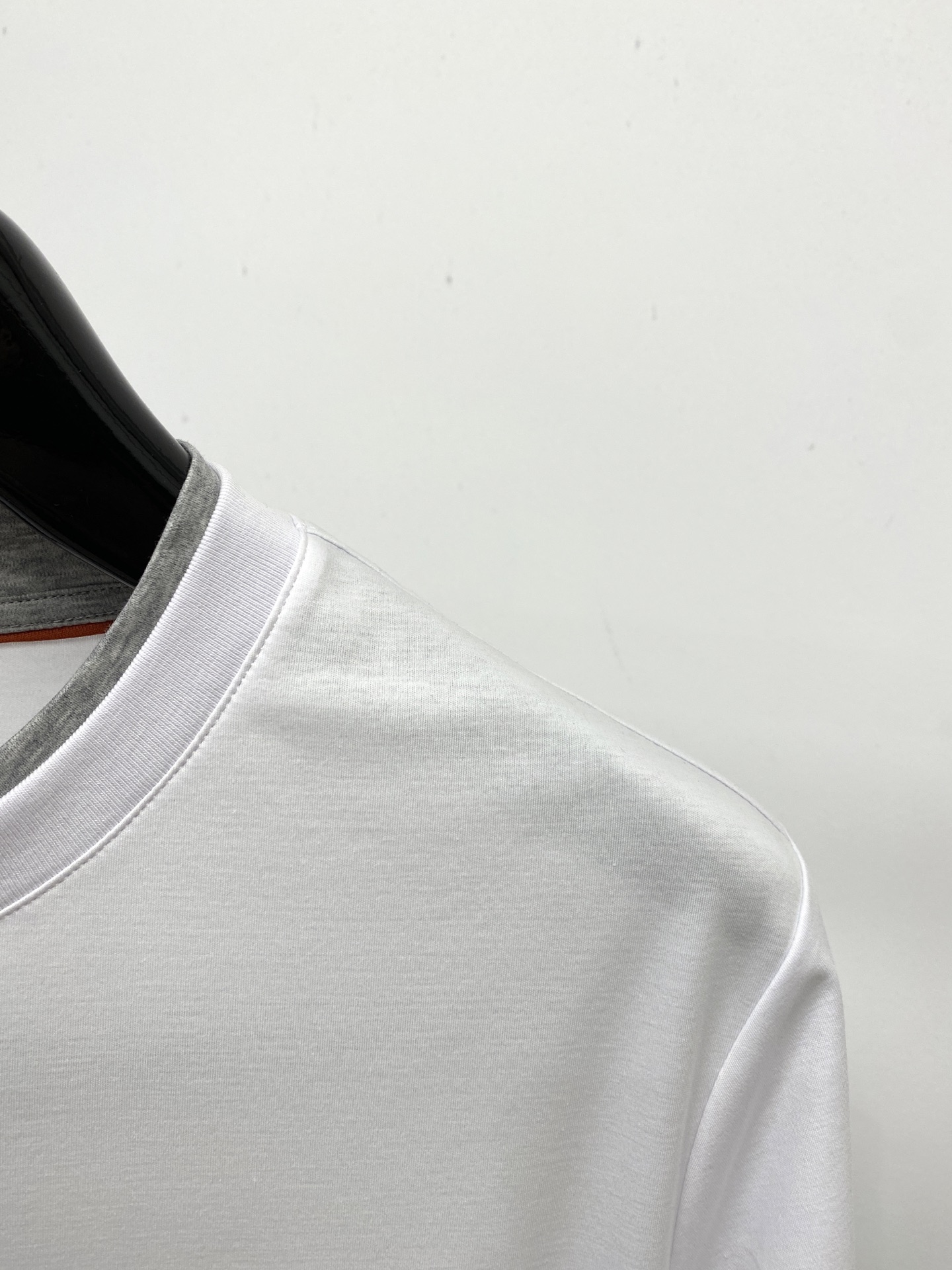 loro Piana、2026新品短袖T恤，帅气时尚，胸前精致刺绣字母图案logo，简约百搭款。面料棉 
