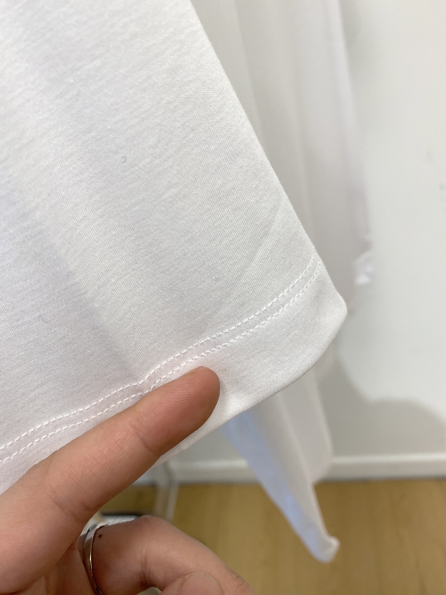 loro Piana、2026新品短袖T恤，帅气时尚，胸前精致刺绣字母图案logo，简约百搭款。面料棉 