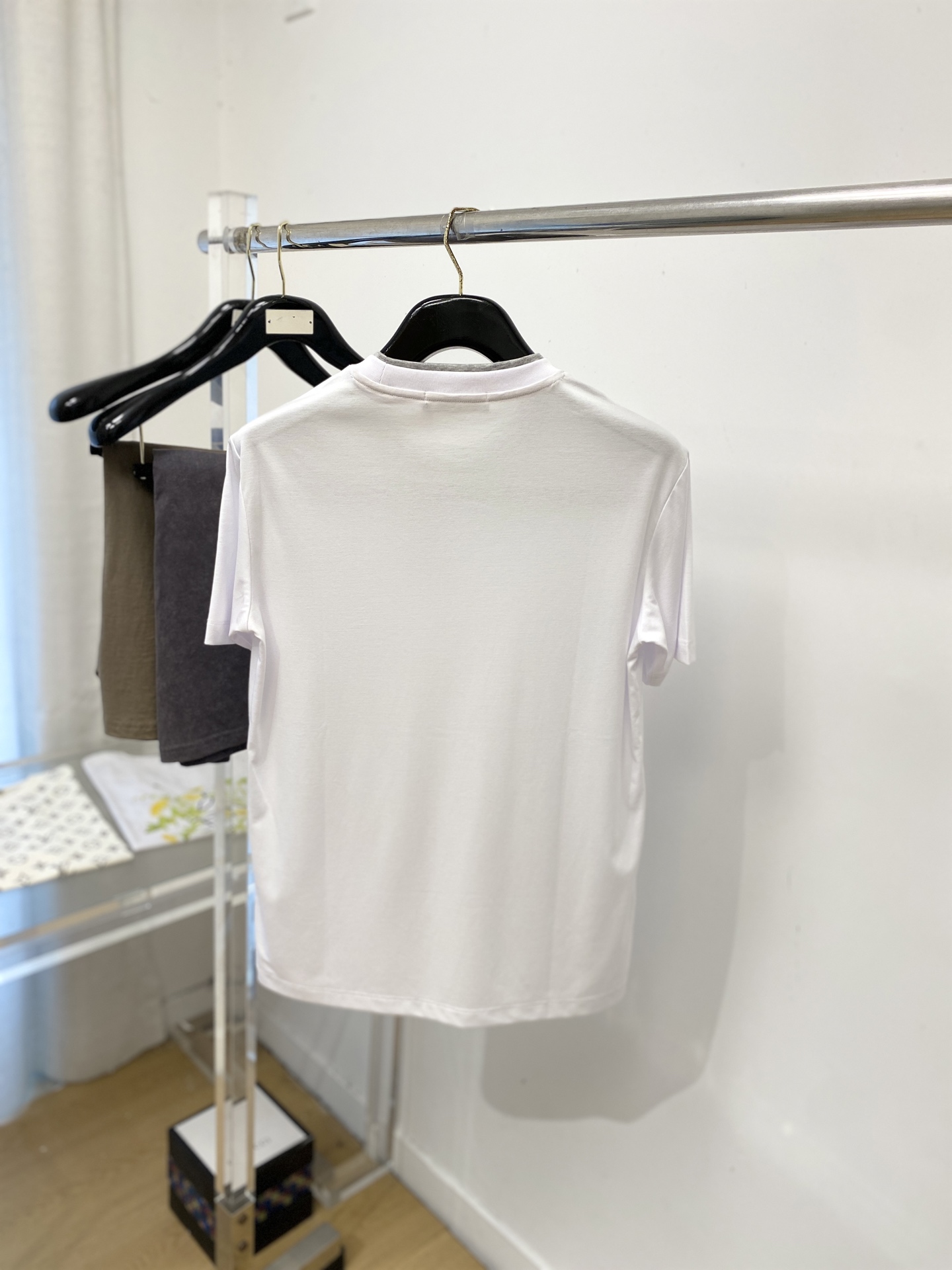 loro Piana、2026新品短袖T恤，帅气时尚，胸前精致刺绣字母图案logo，简约百搭款。面料棉 