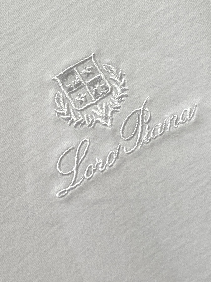 loro Piana、2026新品短袖T恤，帅气时尚，胸前精致刺绣字母图案logo，简约百搭款。面料棉 