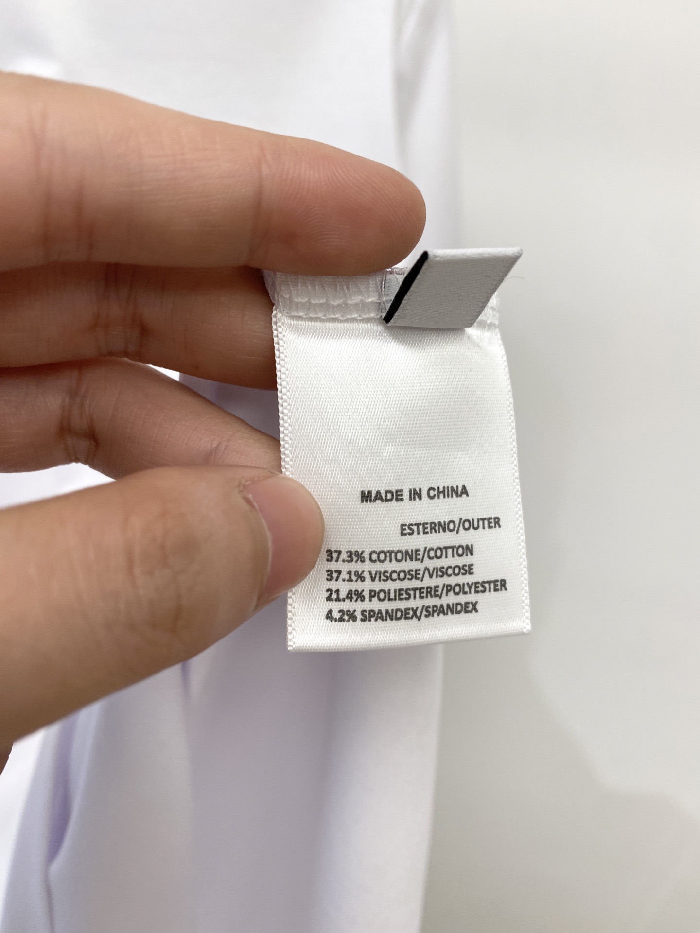 loro Piana、2026新品短袖T恤，帅气时尚，胸前精致刺绣字母图案logo，简约百搭款。面料棉 
